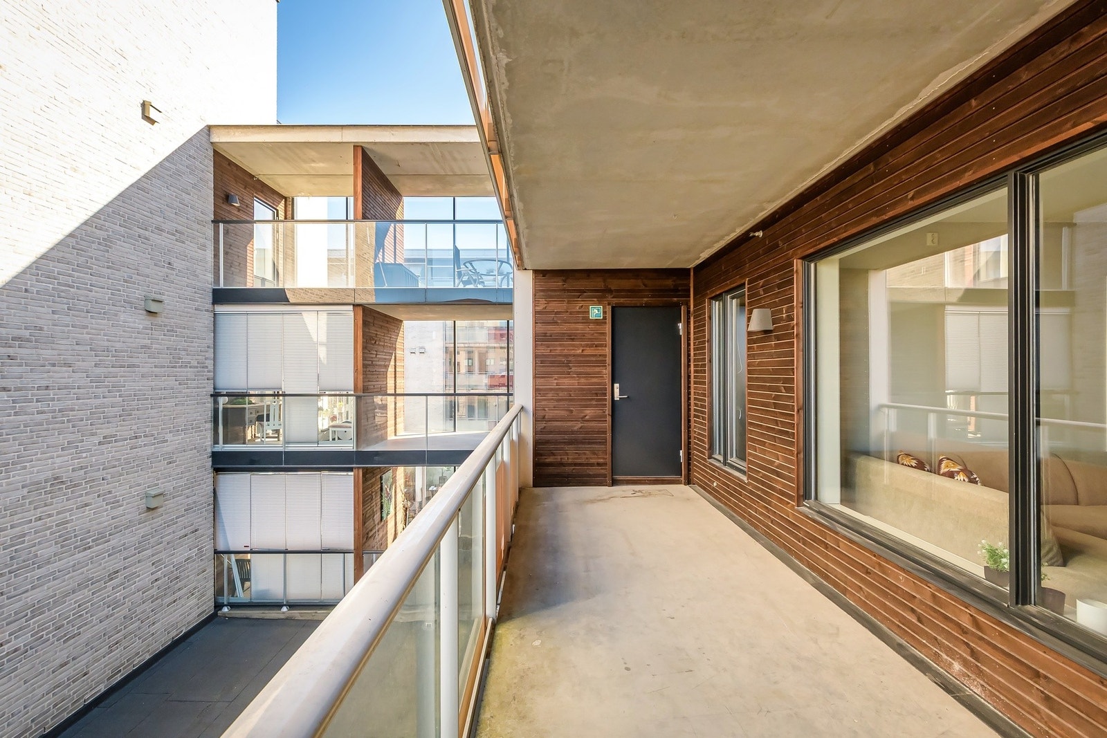 Balkongen gir rikelig plass til både sittegruppe og planter - et herlig uterom! Galleribilde