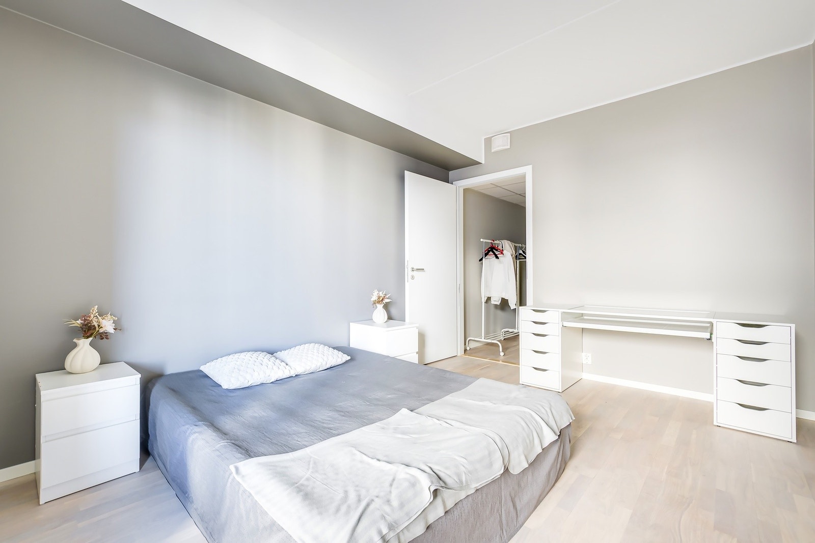 Det ekstra store soverommet byr på flotte møbleringsmuligheter og et luftig, behagelig uttrykk. Galleribilde