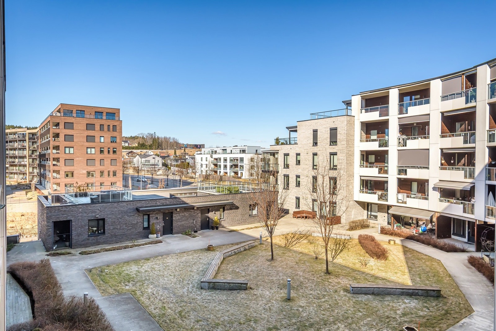 Sameiet består av 166 seksjoner og 2 næringer. Galleribilde