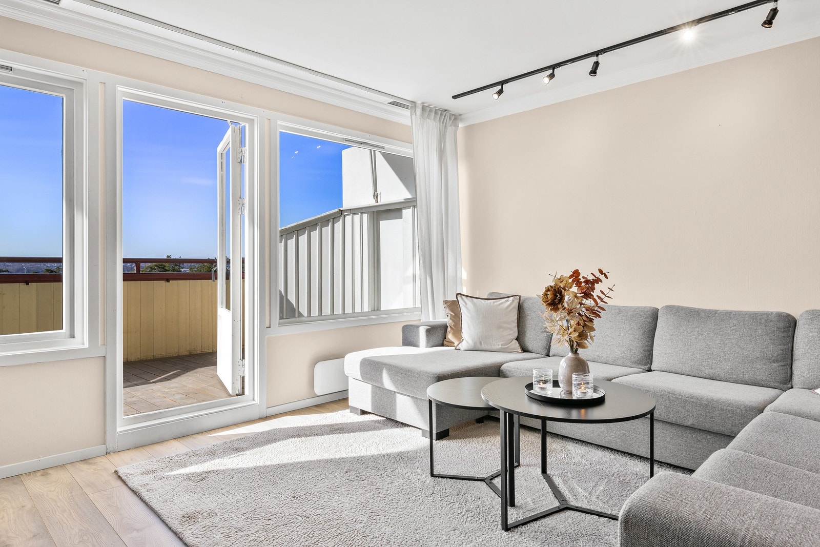 Boligen har to balkonger med gode solforhold og flott utsikt. Galleribilde