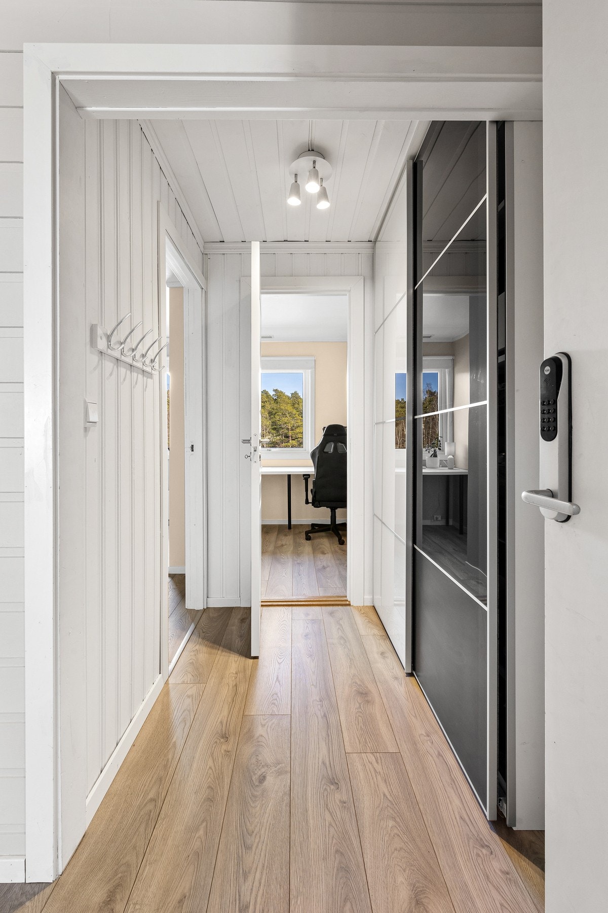 Praktisk entré med plassbebygd skyvedørsgarderobe med god plass til oppbevaring av sko og yttertøy. Galleribilde