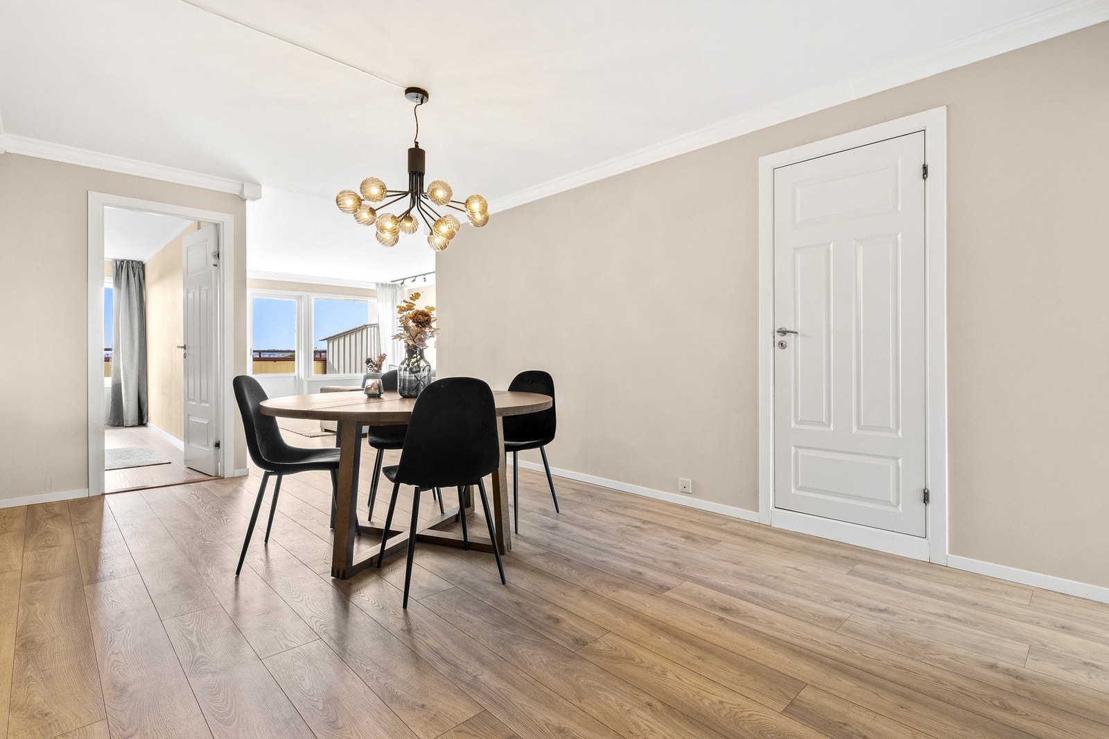 Leiligheten har en praktisk planløsning som deler inn leiligheten i naturlige soner. Galleribilde