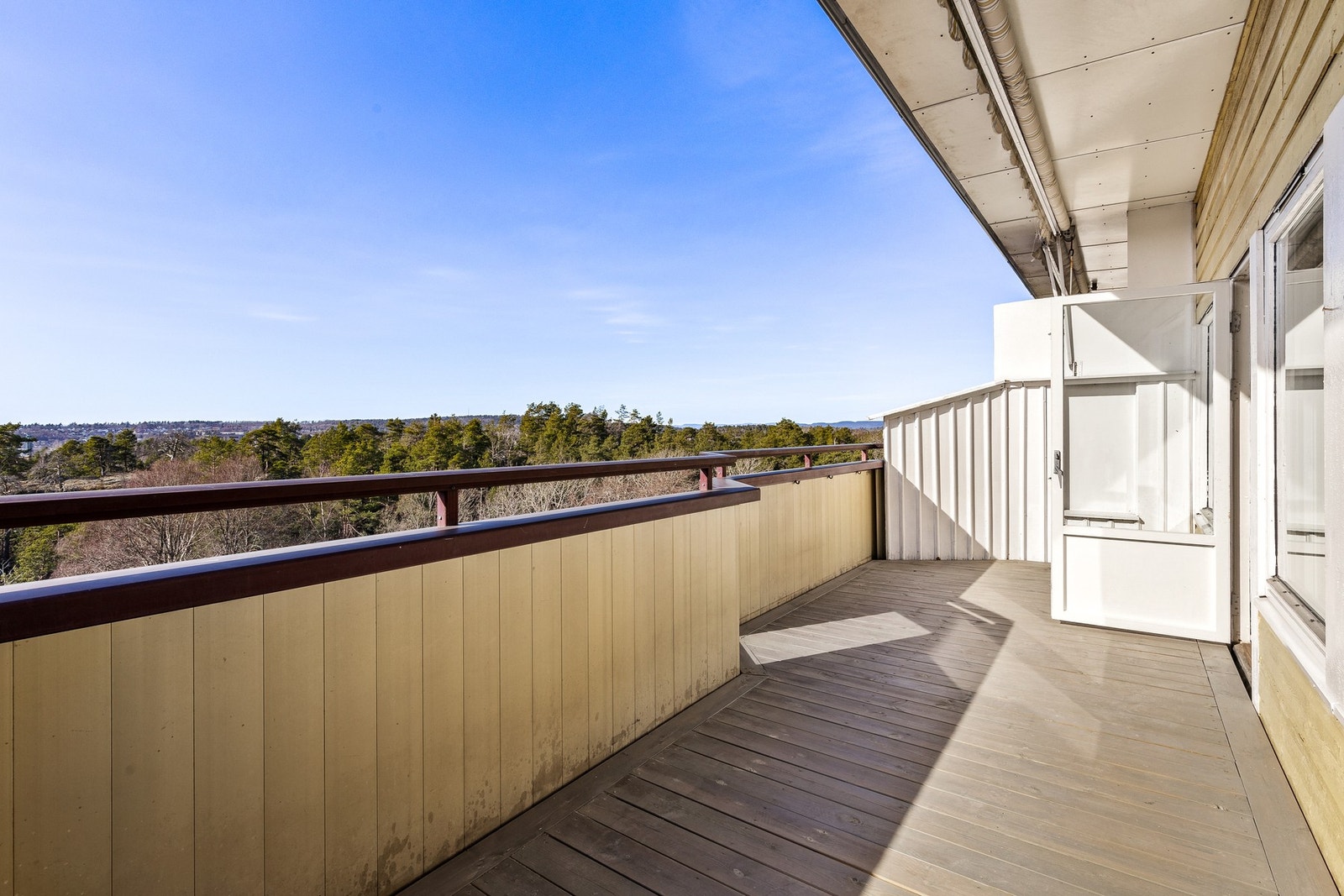 Balkongen er vendt mot sydvest og er på ca. 13 kvm. Galleribilde