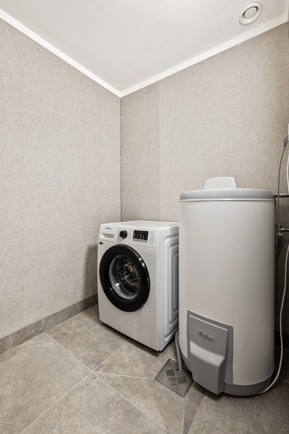 Fra badet er det direkte adkomst til separat vaskerom, også totalrenovert i 2025. Her er det opplegg for vaskemaskin. Galleribilde