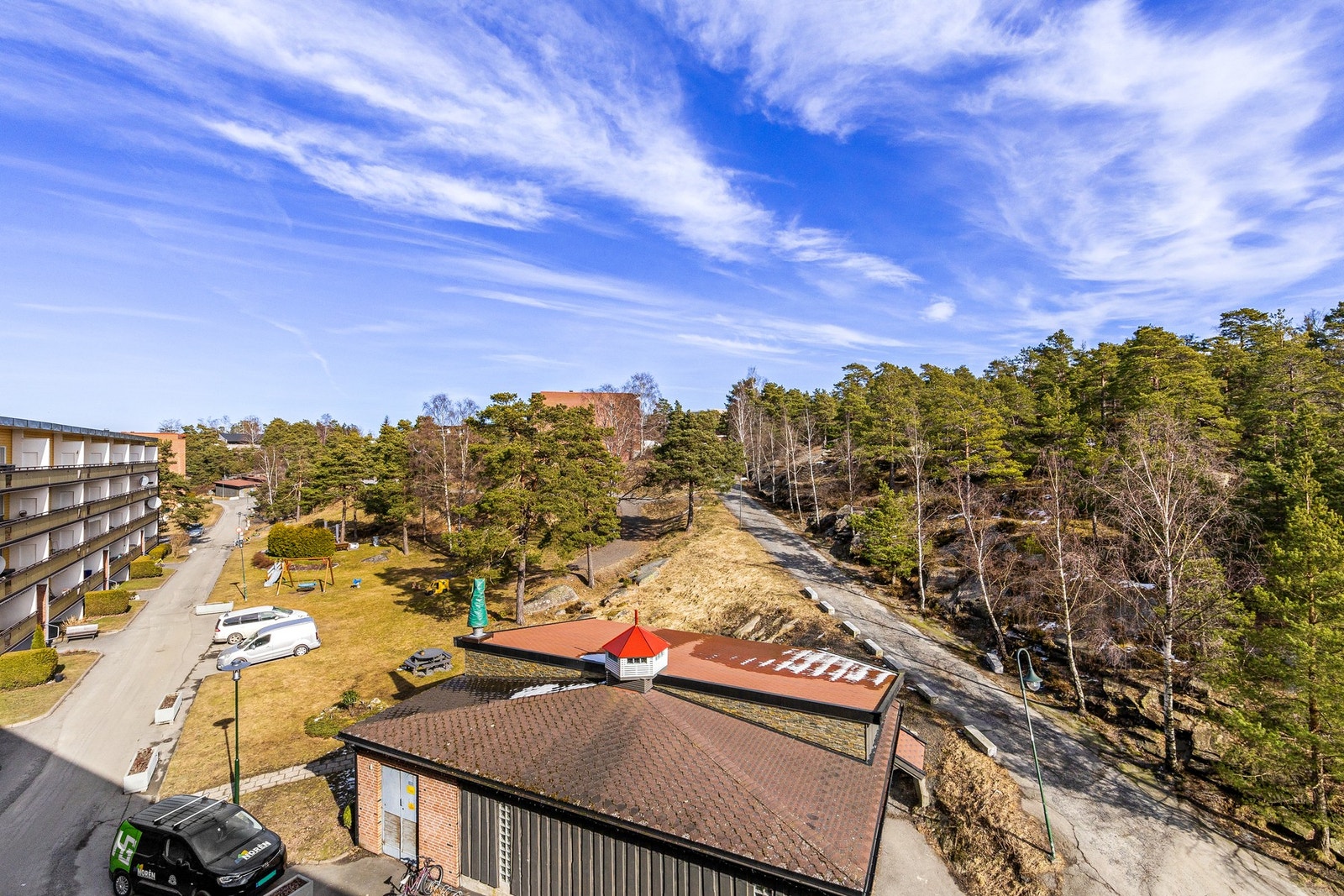Tomten er opparbeidet med asfalterte internveier, gressplen, diverse beplantning, sittegrupper og lekeplasser. Galleribilde