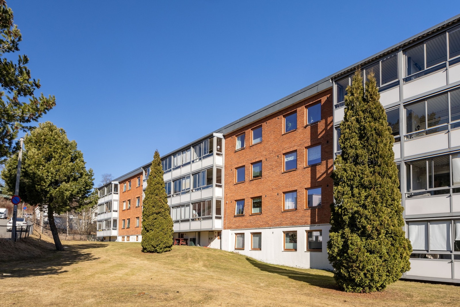 Leiligheten ligger i et rolig og barnevennlig boligområde med flotte turområder i nærområdet. Galleribilde