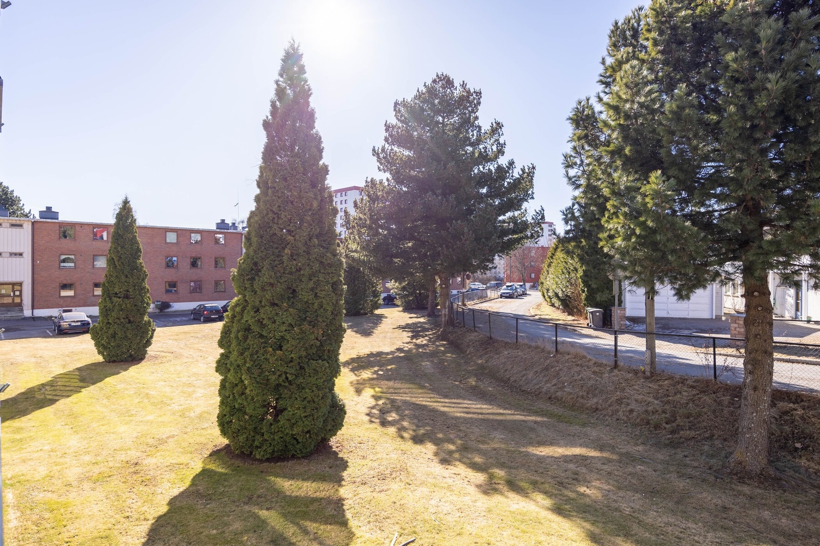 Vendt mot rolige og grønne områder. Galleribilde