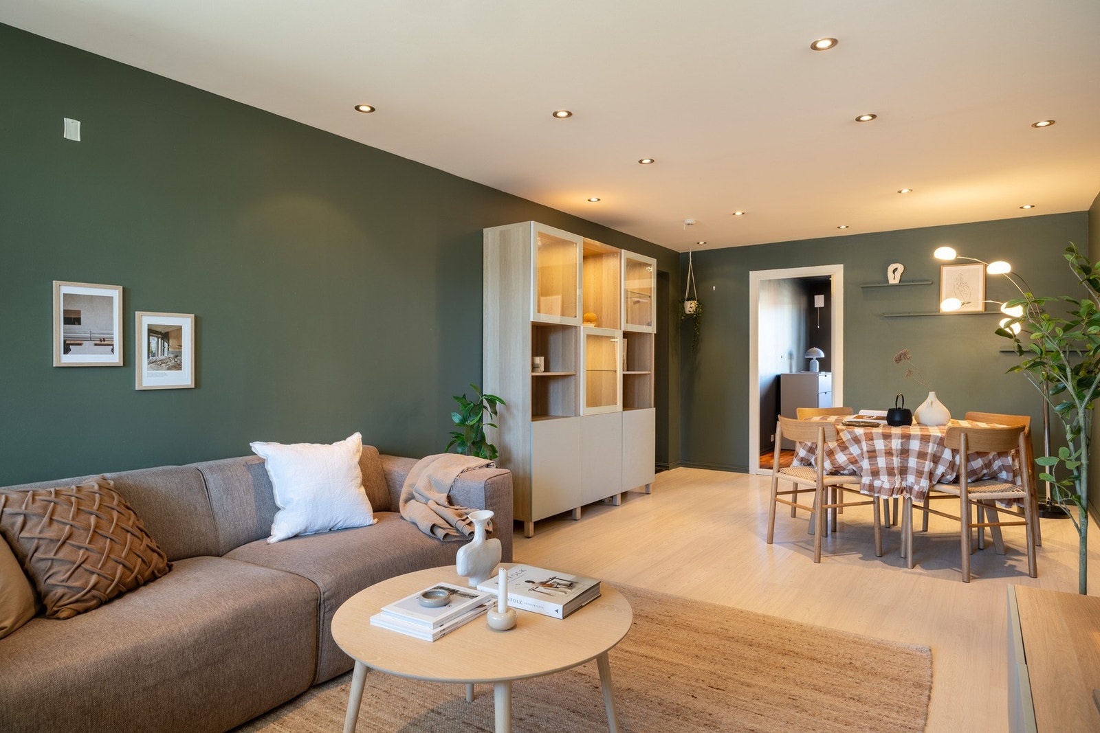 Stuen kan enkelt innredes med både sofa- og spiseseksjon. Galleribilde