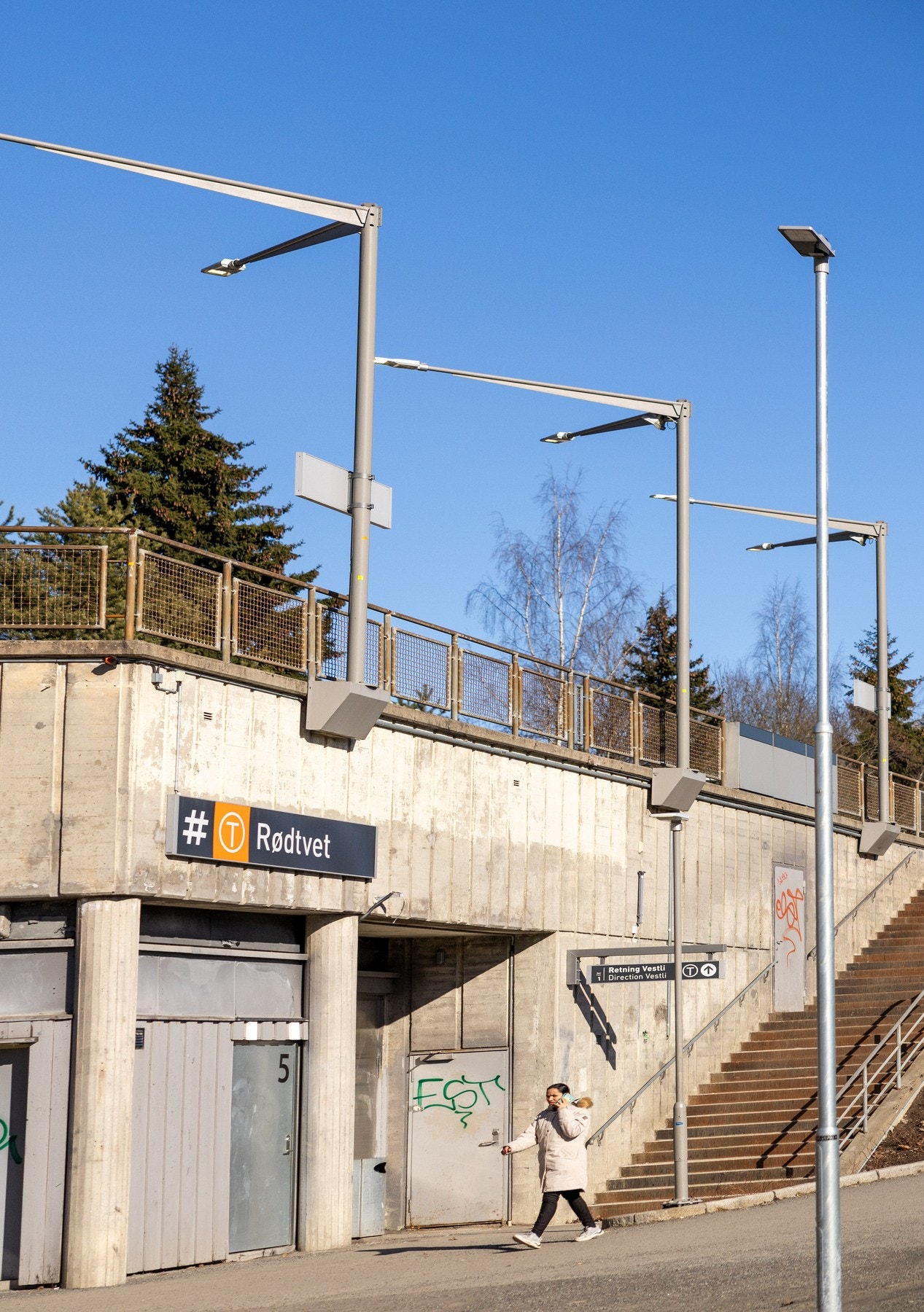 Fra leiligheten ligger T-banen kun 4 minutters gange unna med linje 4 og 5. Galleribilde