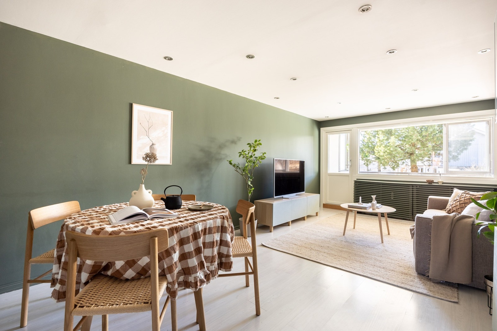 Leiligheten byr på flere gode kvaliteter med innglasset balkong med gode solforhold og gjennomgående god standard. Galleribilde