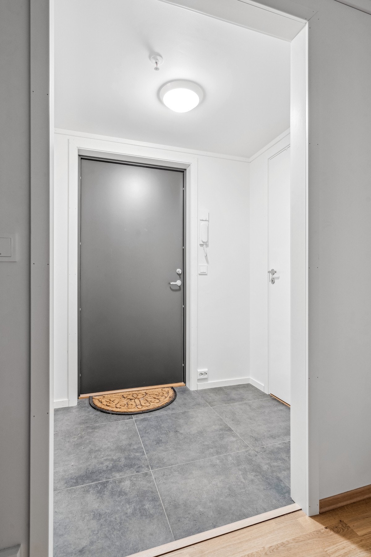 Flislagt entré. Galleribilde