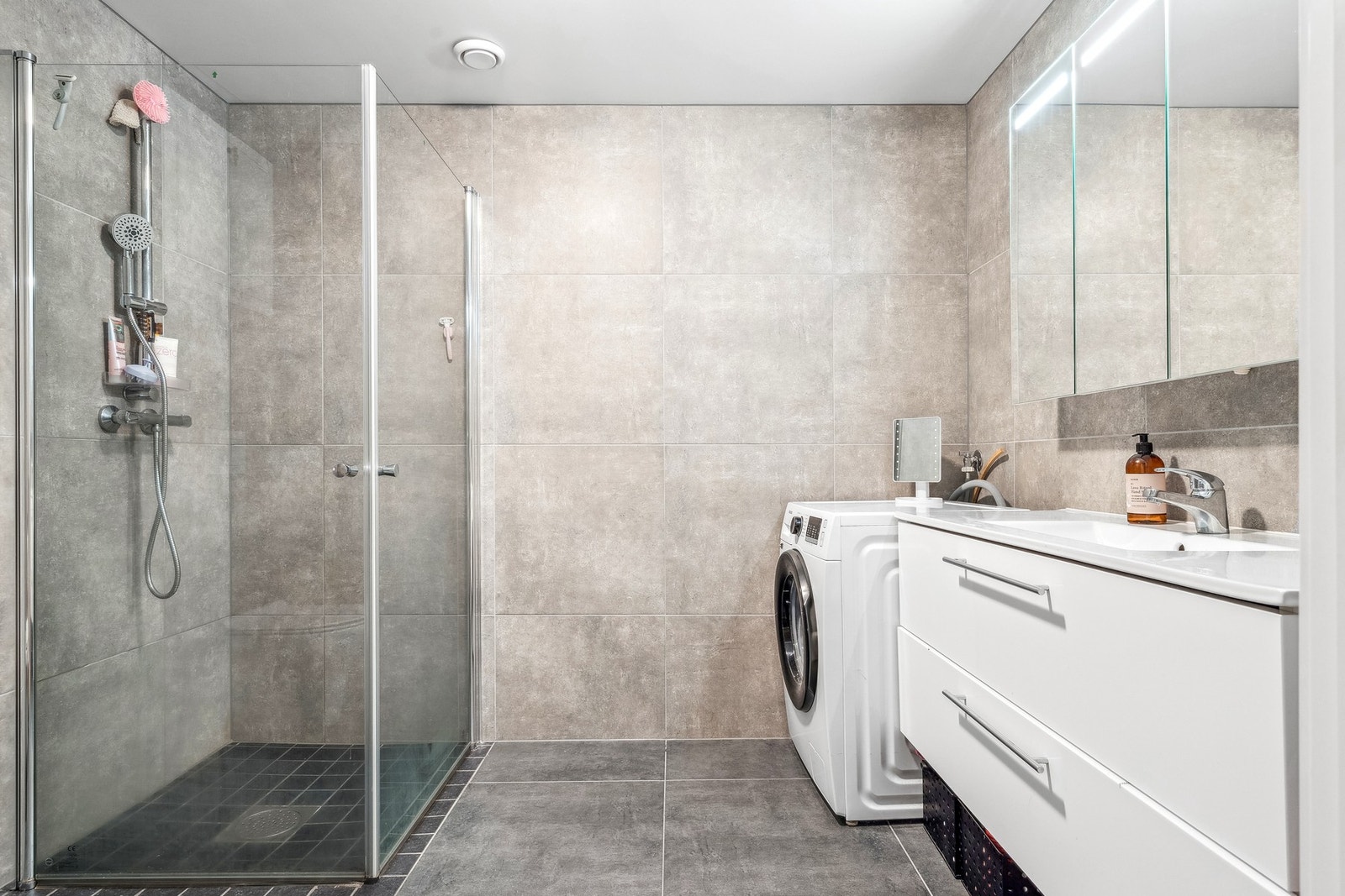 Lekkert bad/vaskerom som er komplett flislagt. Galleribilde