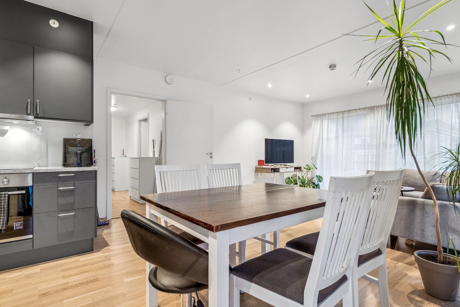 Stue med åpen løsning til kjøkken. Galleribilde