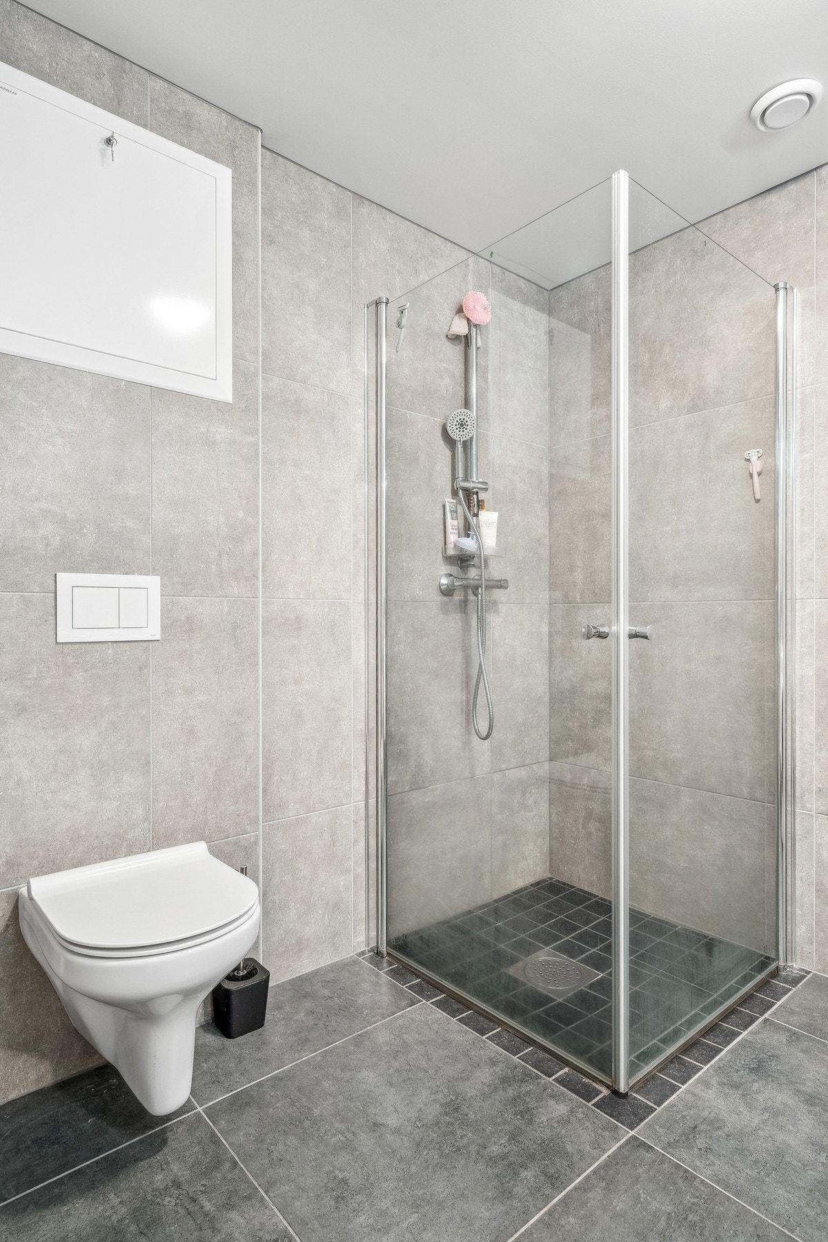 Dusjhjørne med innfellbare dører. Galleribilde