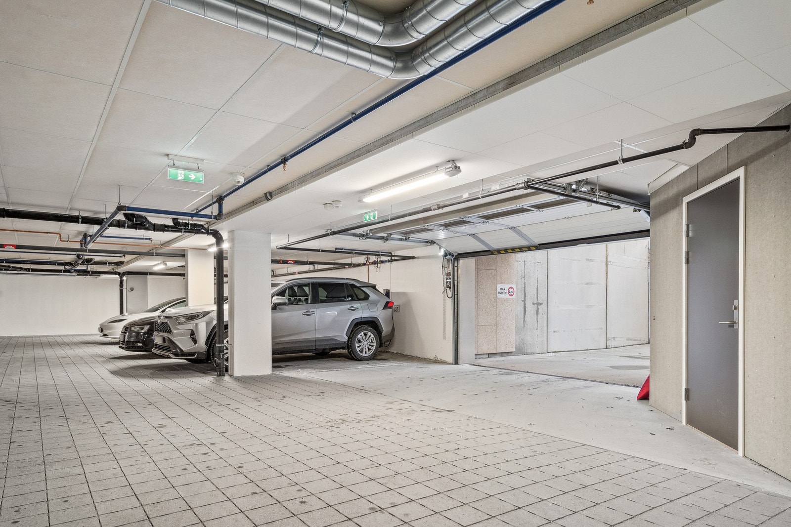 Leiligheten disponerer egen oppmerket parkeringsplass i garasjeanlegget. Galleribilde