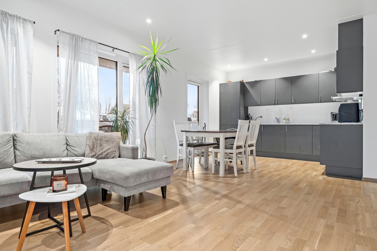 Den åpne løsningen mot kjøkkenet gir god romfølelse. Galleribilde