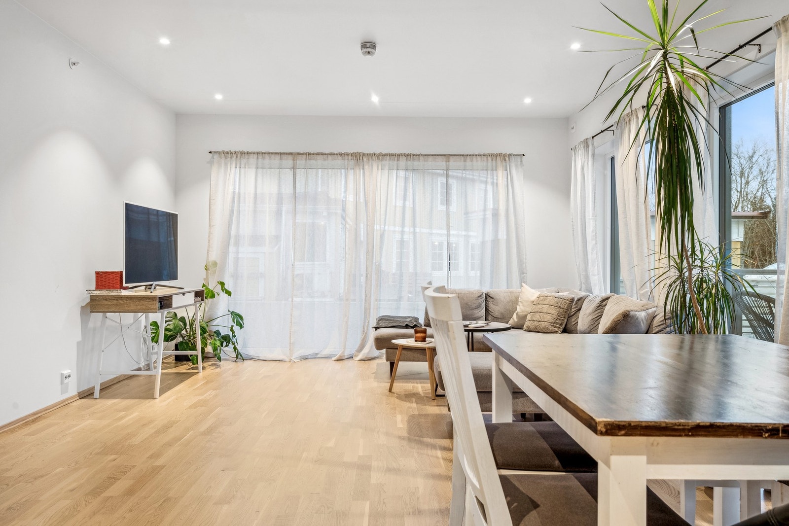 Parkett på gulv og downlights i himling. Galleribilde