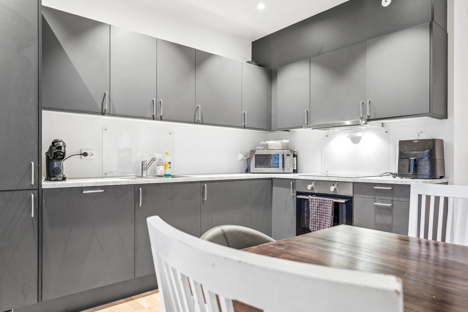 Kjøkken fra Norema med integrerte hvitevarer fra Electrolux. Galleribilde