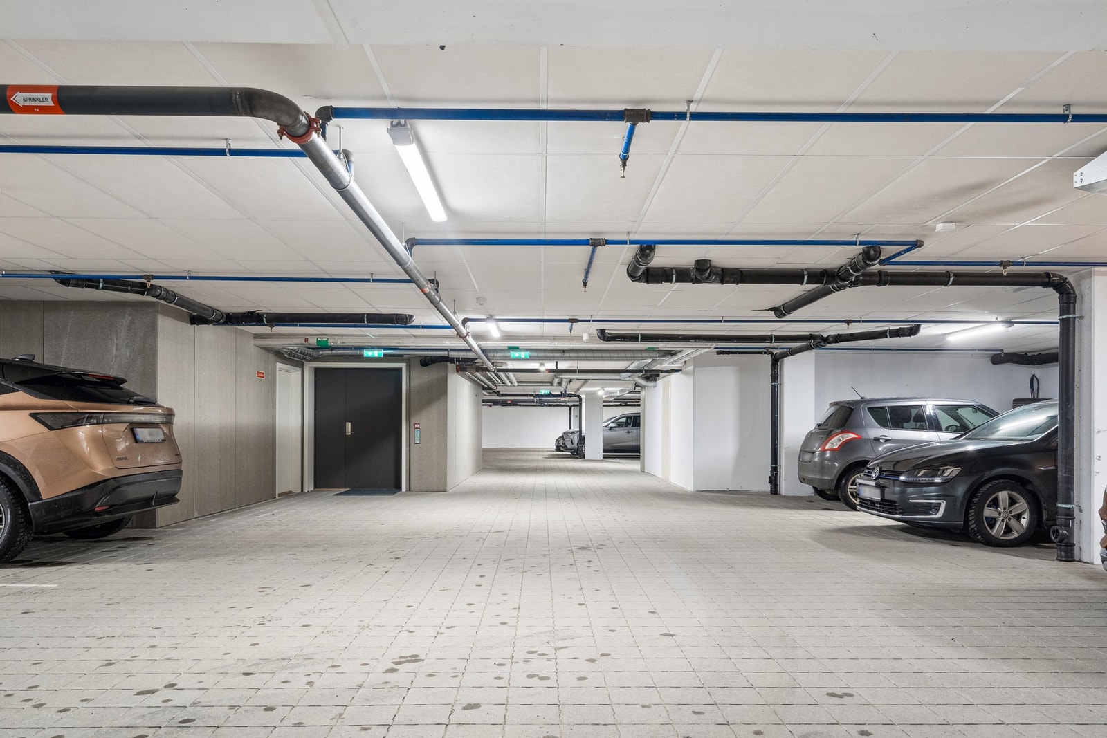 Parkeringskjeller med egne rom for sportsboder. Galleribilde