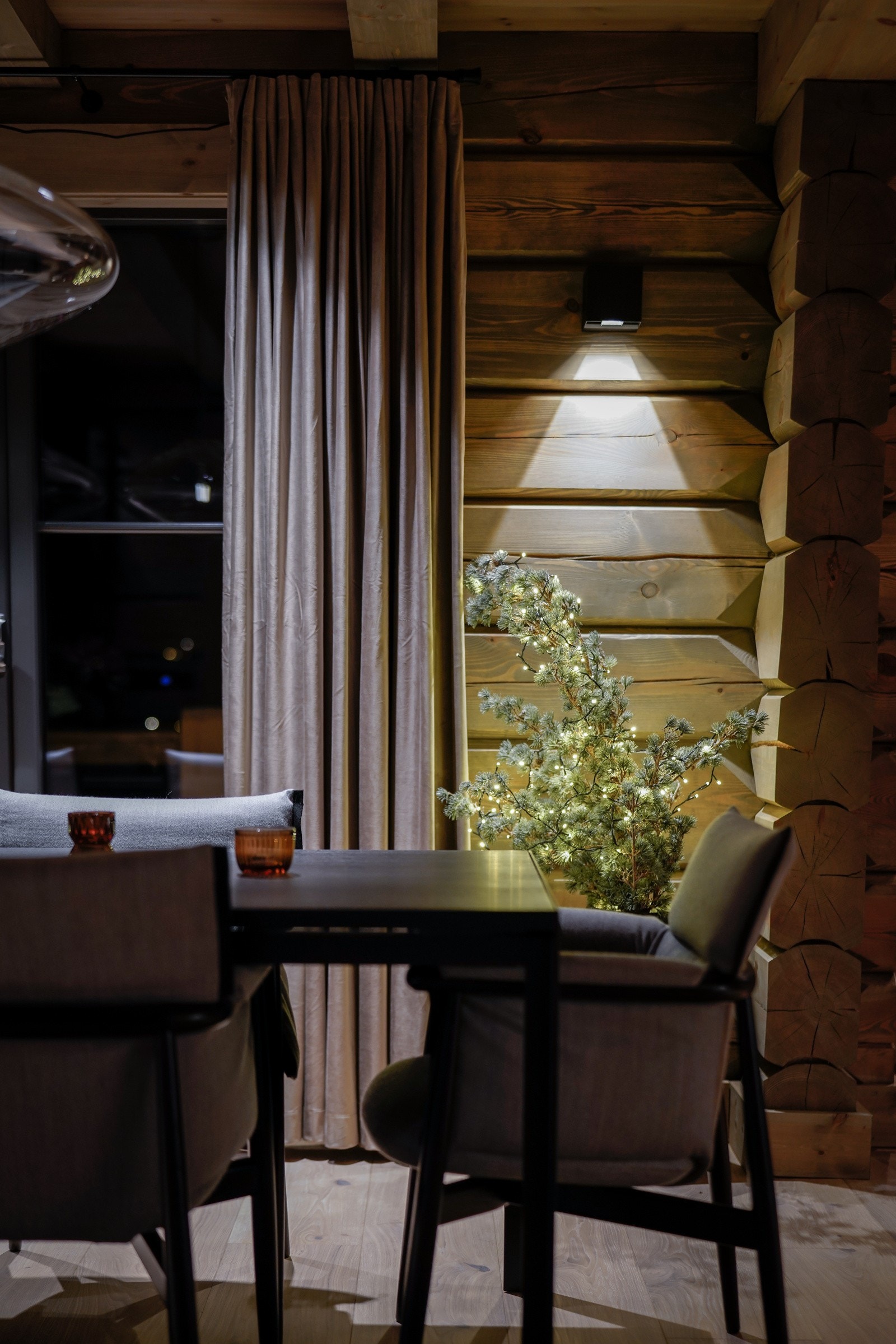 Hytta selges som fremvist på visning med møbler og inventar, inkl. kopper og kar. Galleribilde