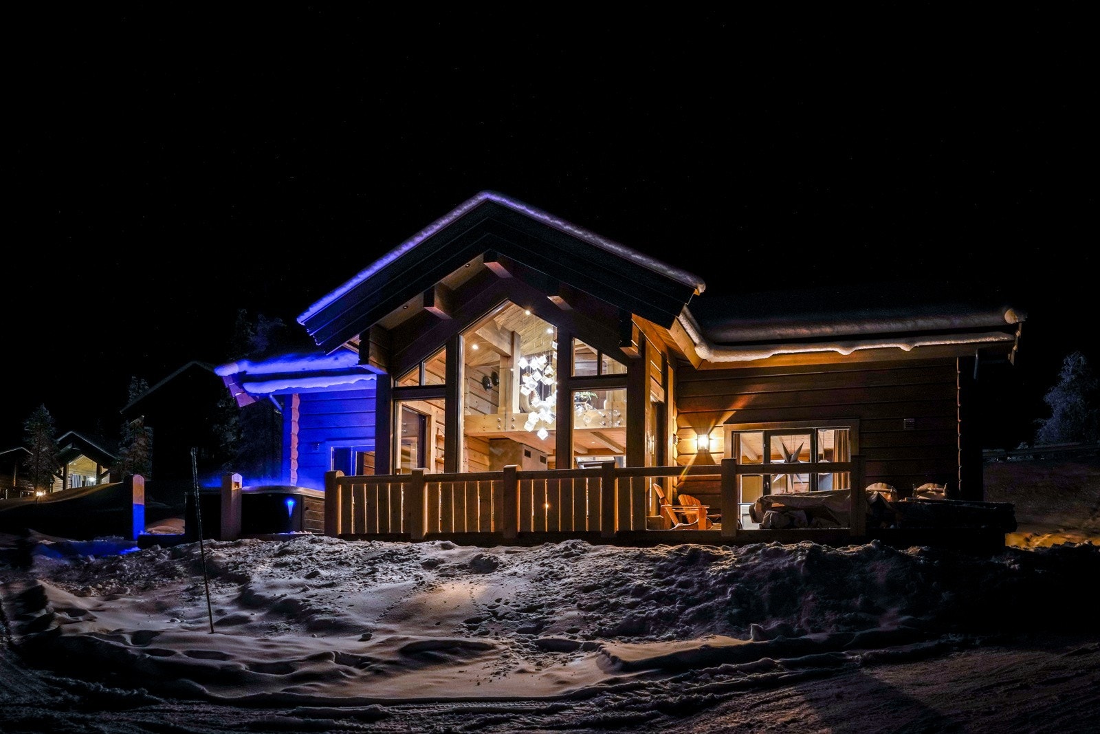 Denne flotte hytta i Myrsetervegen 92 har vinduer fra tak til gulv i stuen i 1. etasjen. Galleribilde