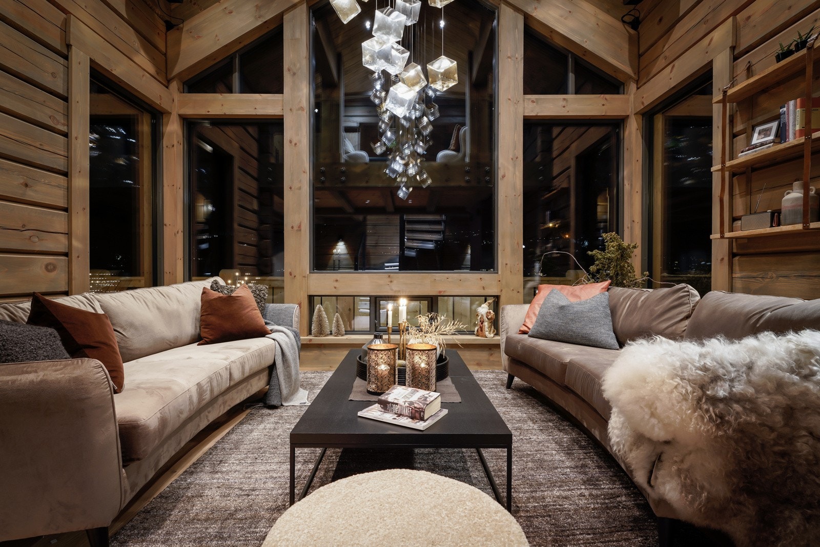 Velkommen til Varden på Kvitfjell og denne flotte hytta i Myrsetervegen 92. Galleribilde