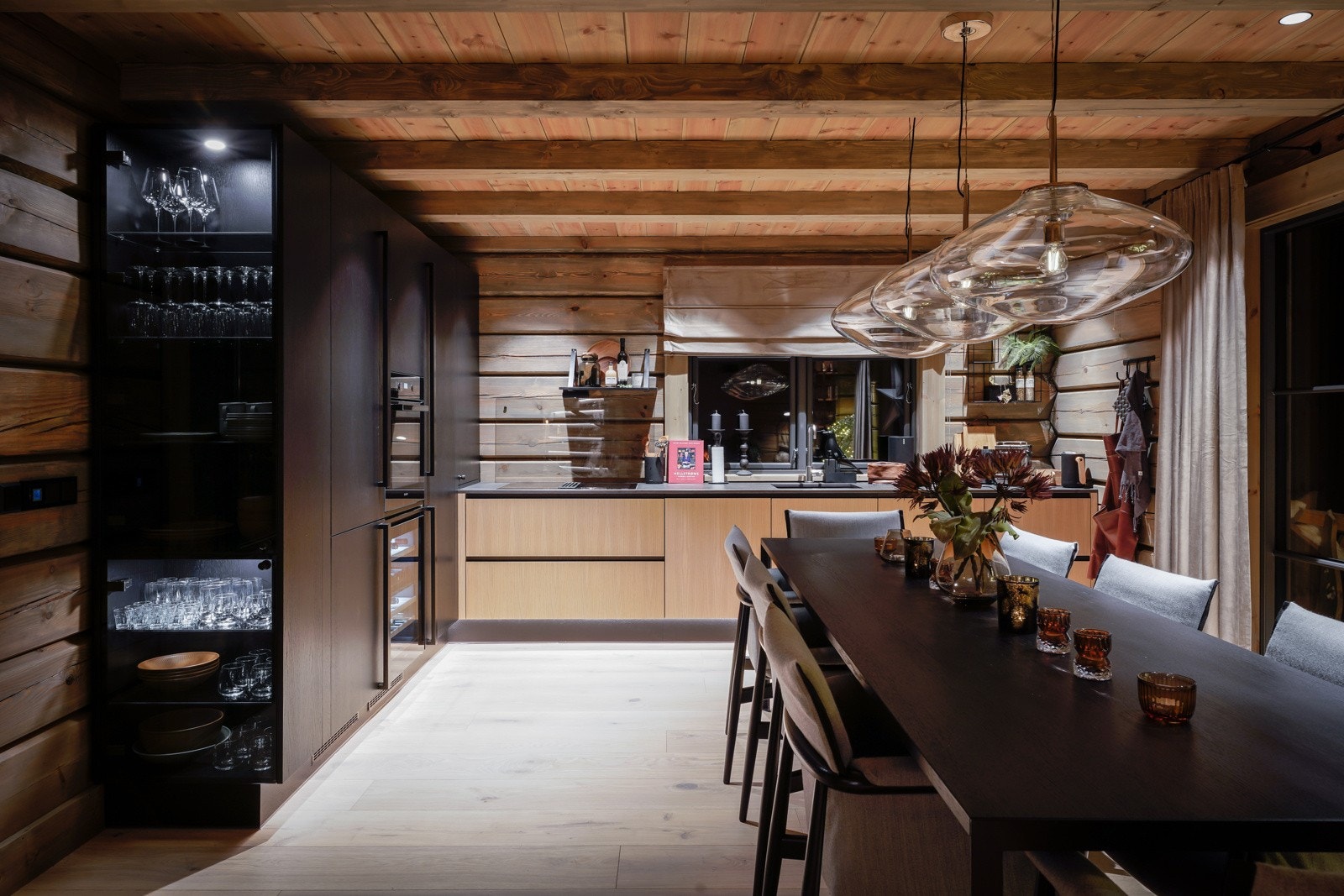 Det er god plass til spiesbord i tilknytning til kjøkkenet. Galleribilde