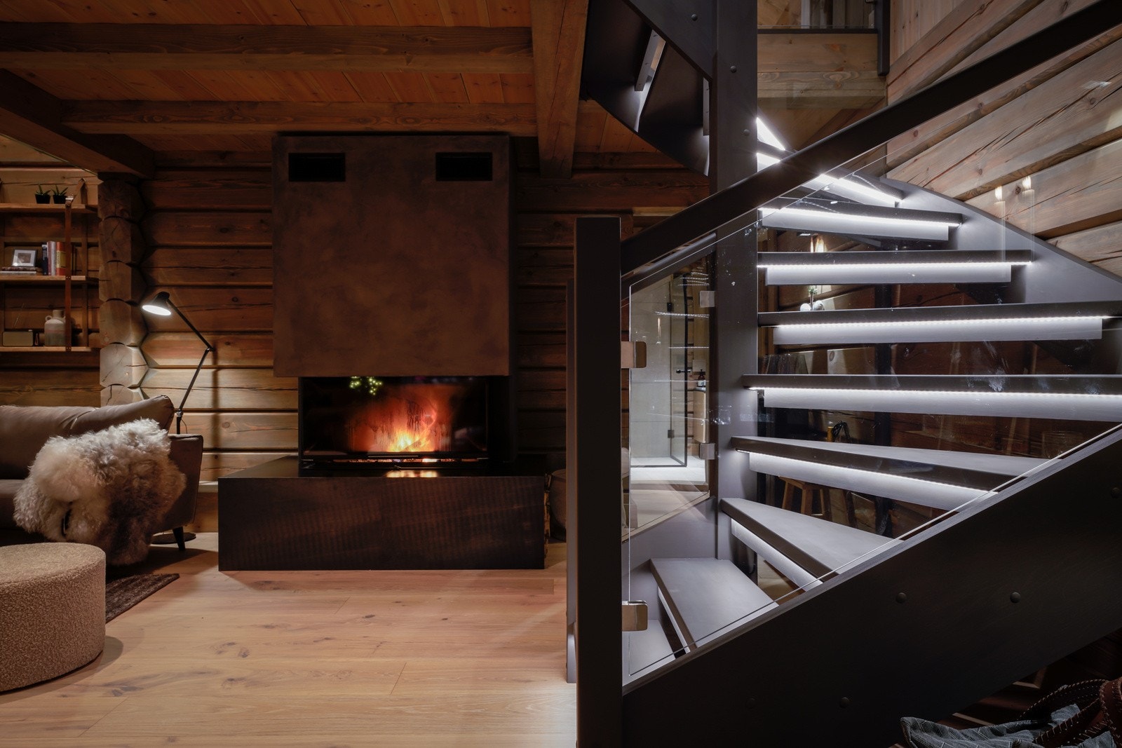 Trappen opp til loftsetasjen er flott opplyst. Galleribilde