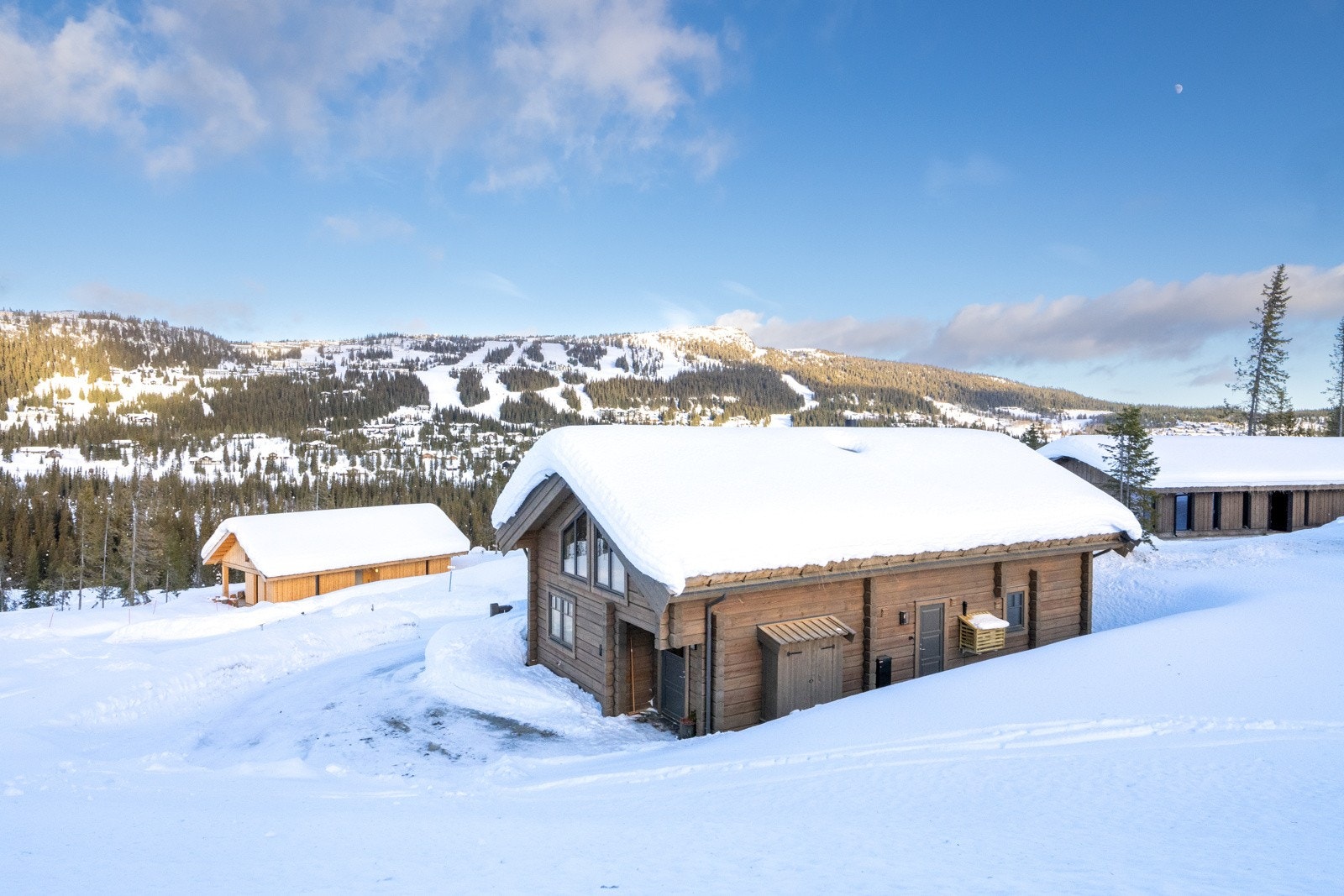 Solid hytte ferdigstilt i 2021 oppført i laftet tømmer. Galleribilde