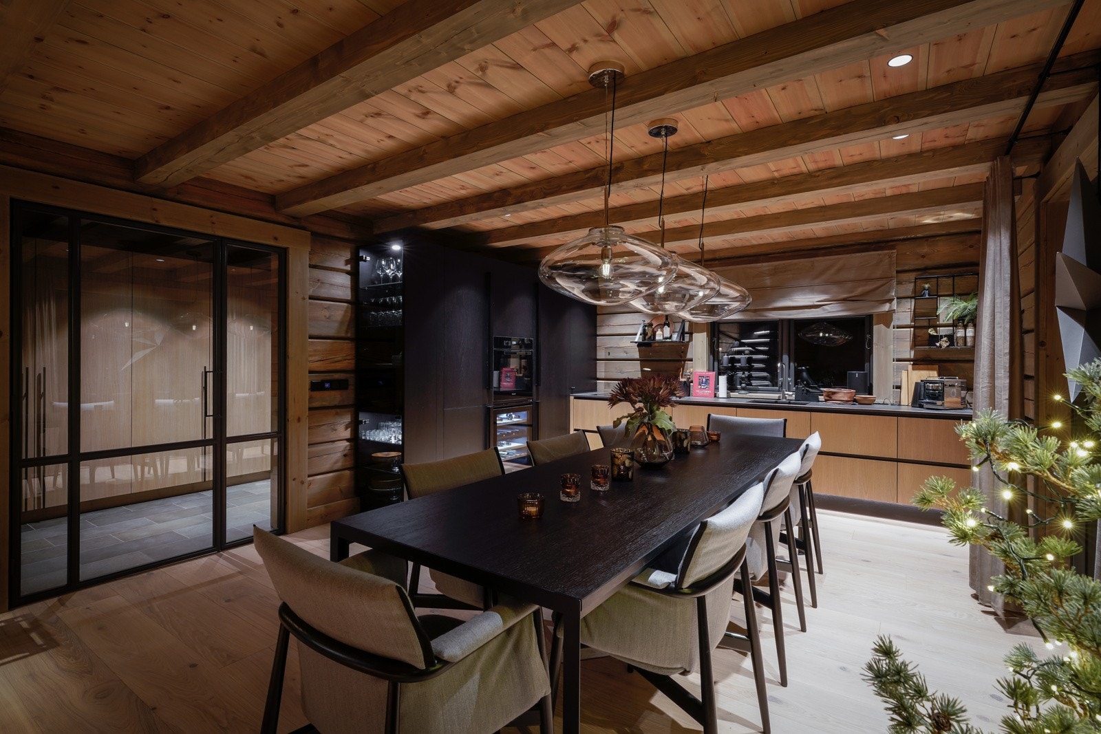 Spisestuen og kjøkkenet med sitt lune preg. Galleribilde