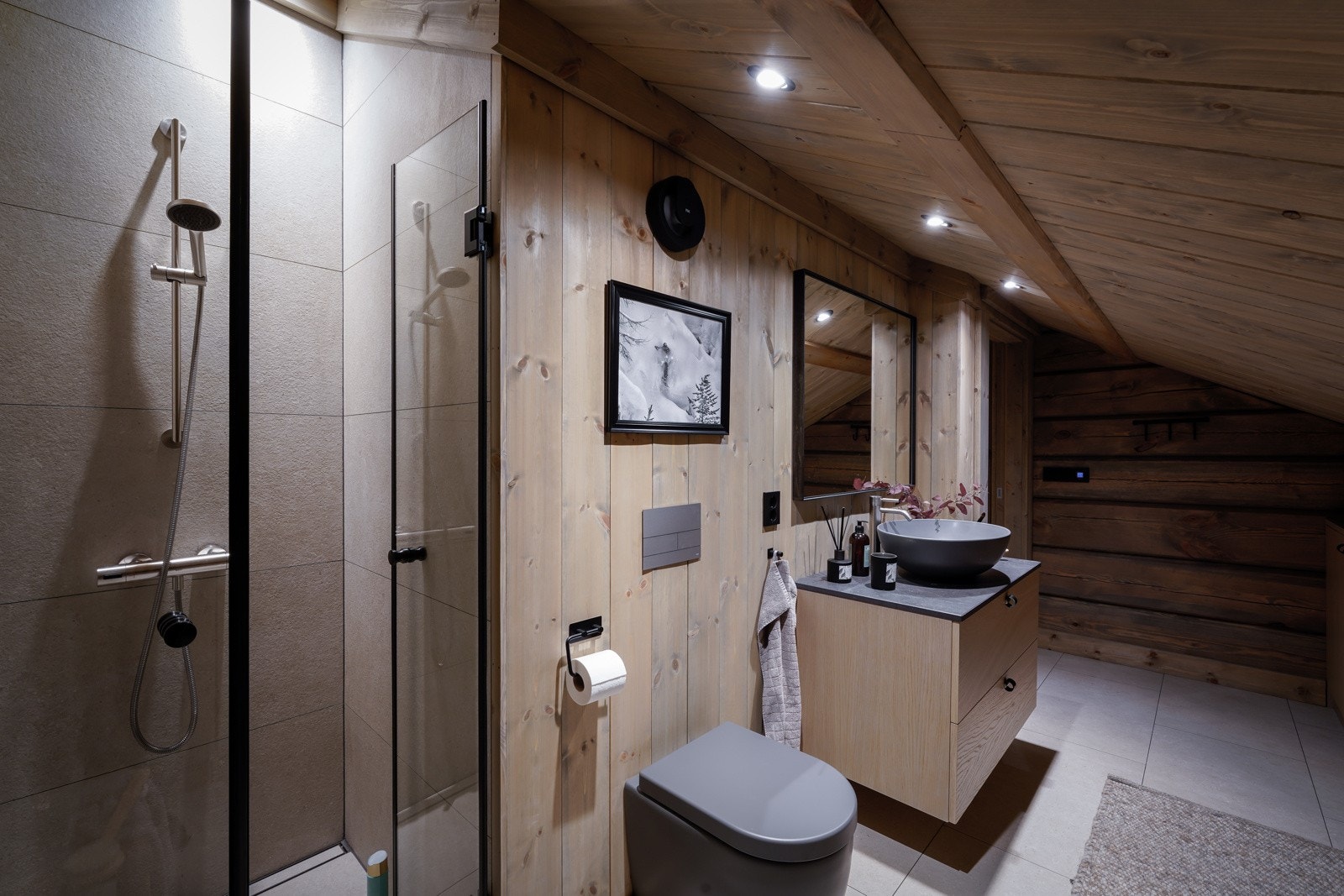 Delikat bad med romslig dusjhjørne. Galleribilde