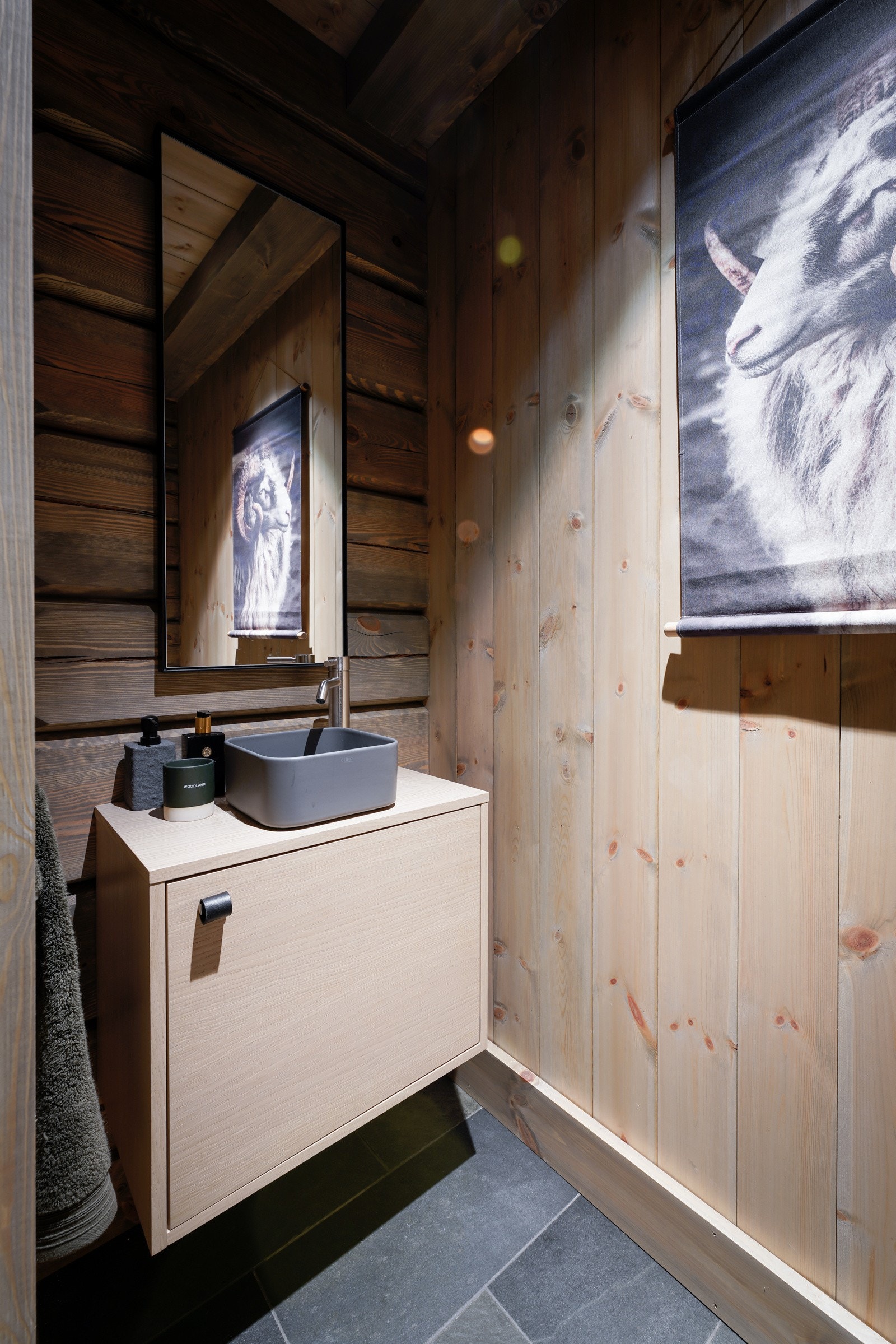 WC-rom med baderomsinnredning og speil over. Galleribilde