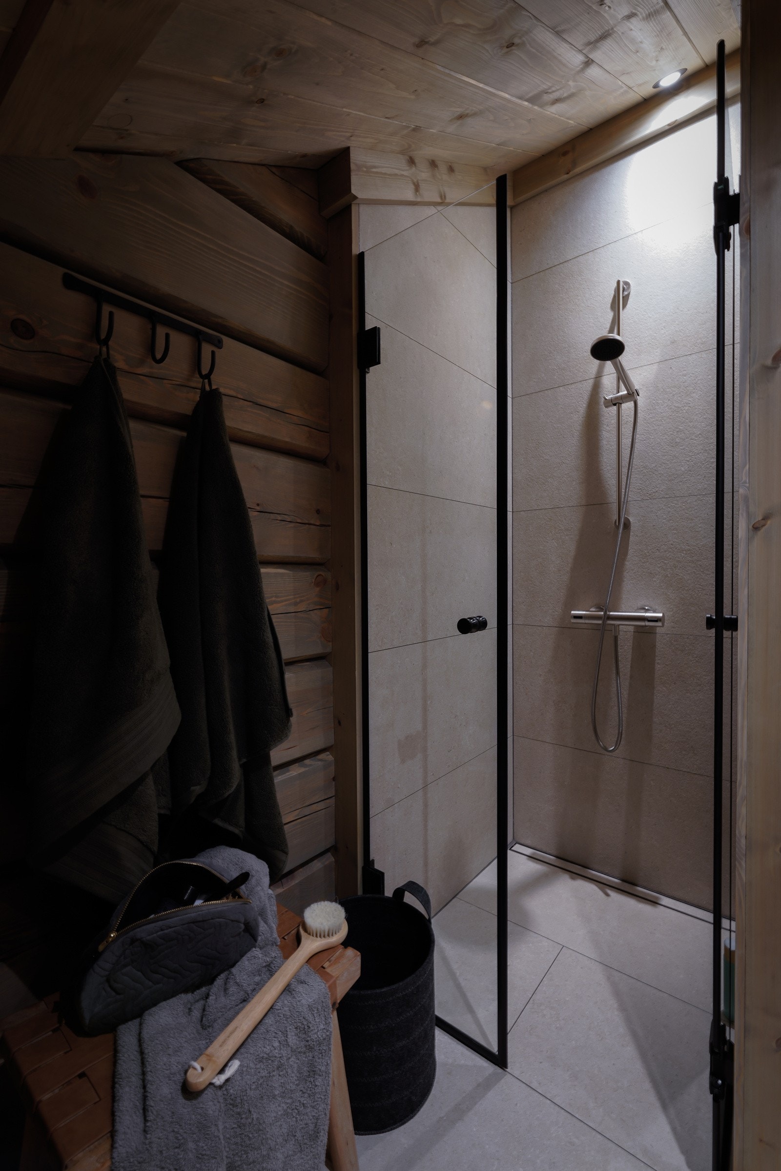 Flotte bad med dusjhjørne med glassvegger. Galleribilde