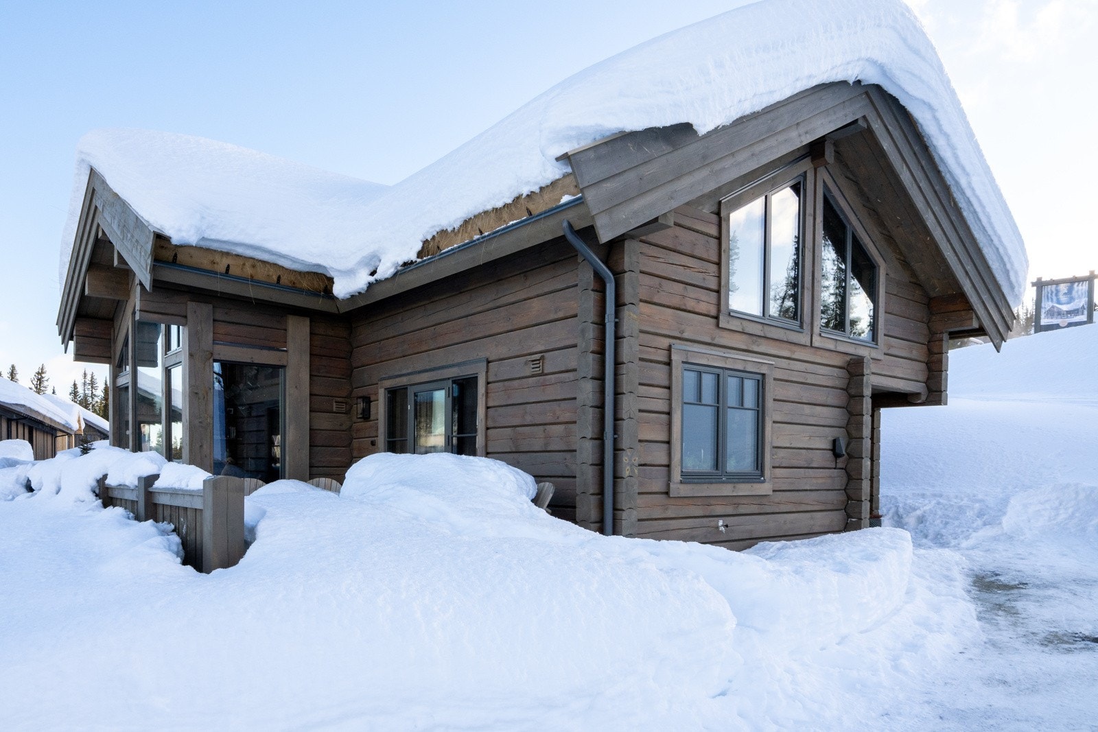 Hytta har tak tekket med torv og innebygde takrenner og nedløp i metall. Galleribilde