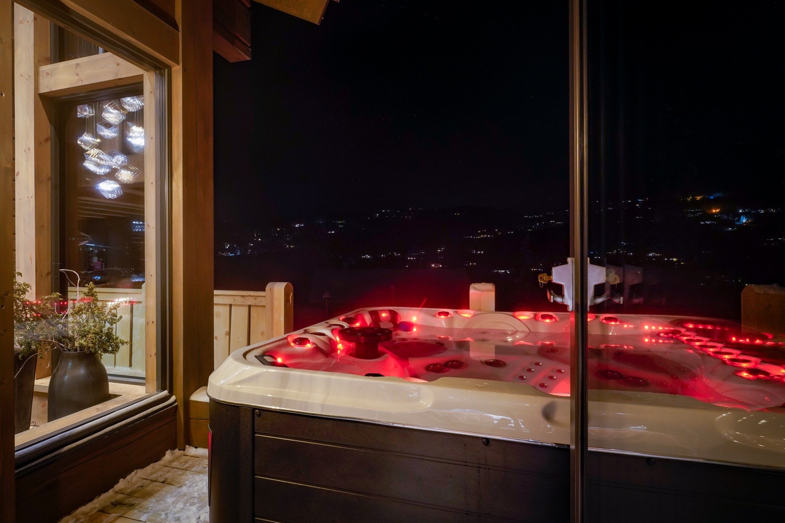 Fin oversikt over jacuzzien fra stuen. Galleribilde