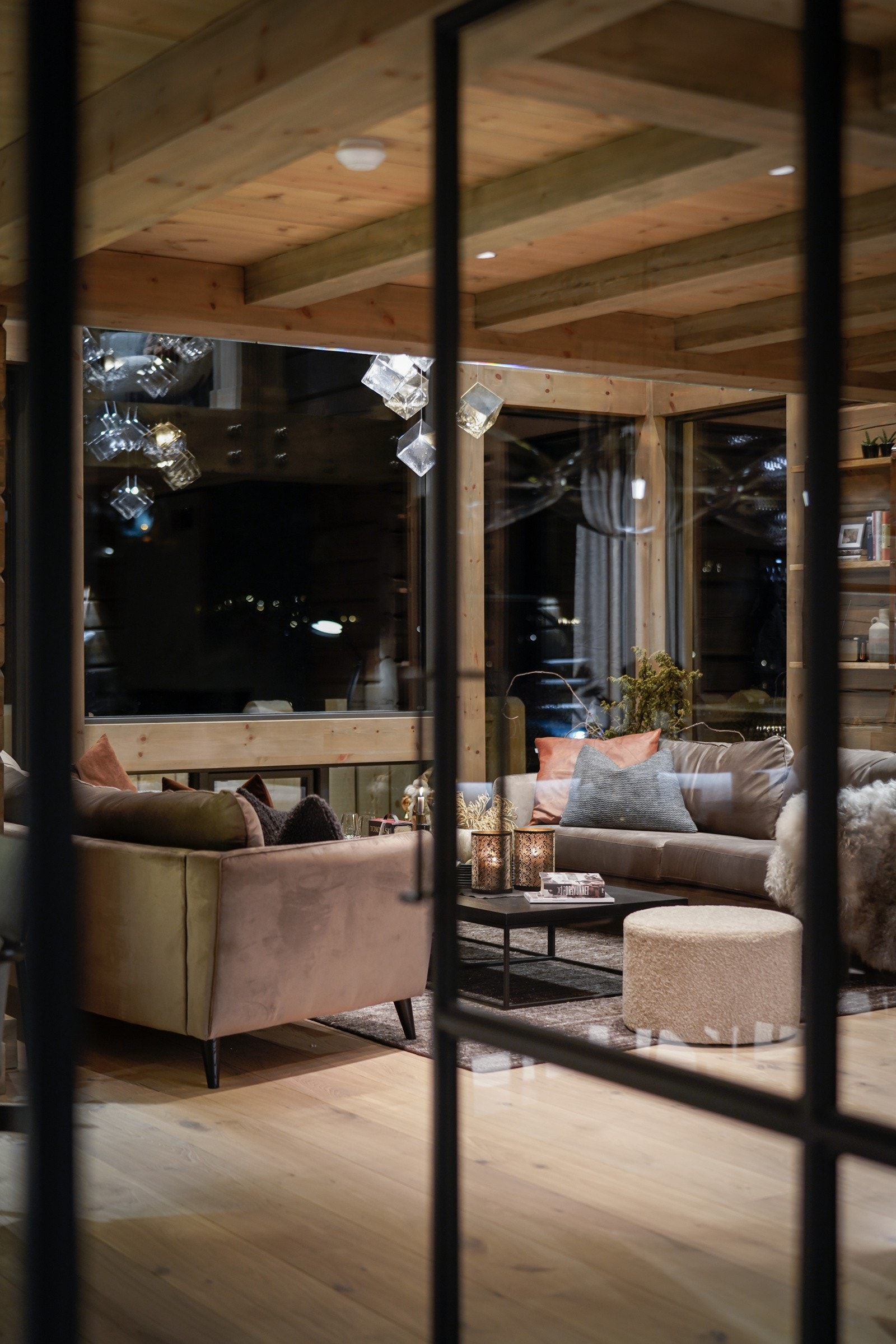 Flotte dører mellom gang og stuen. Galleribilde