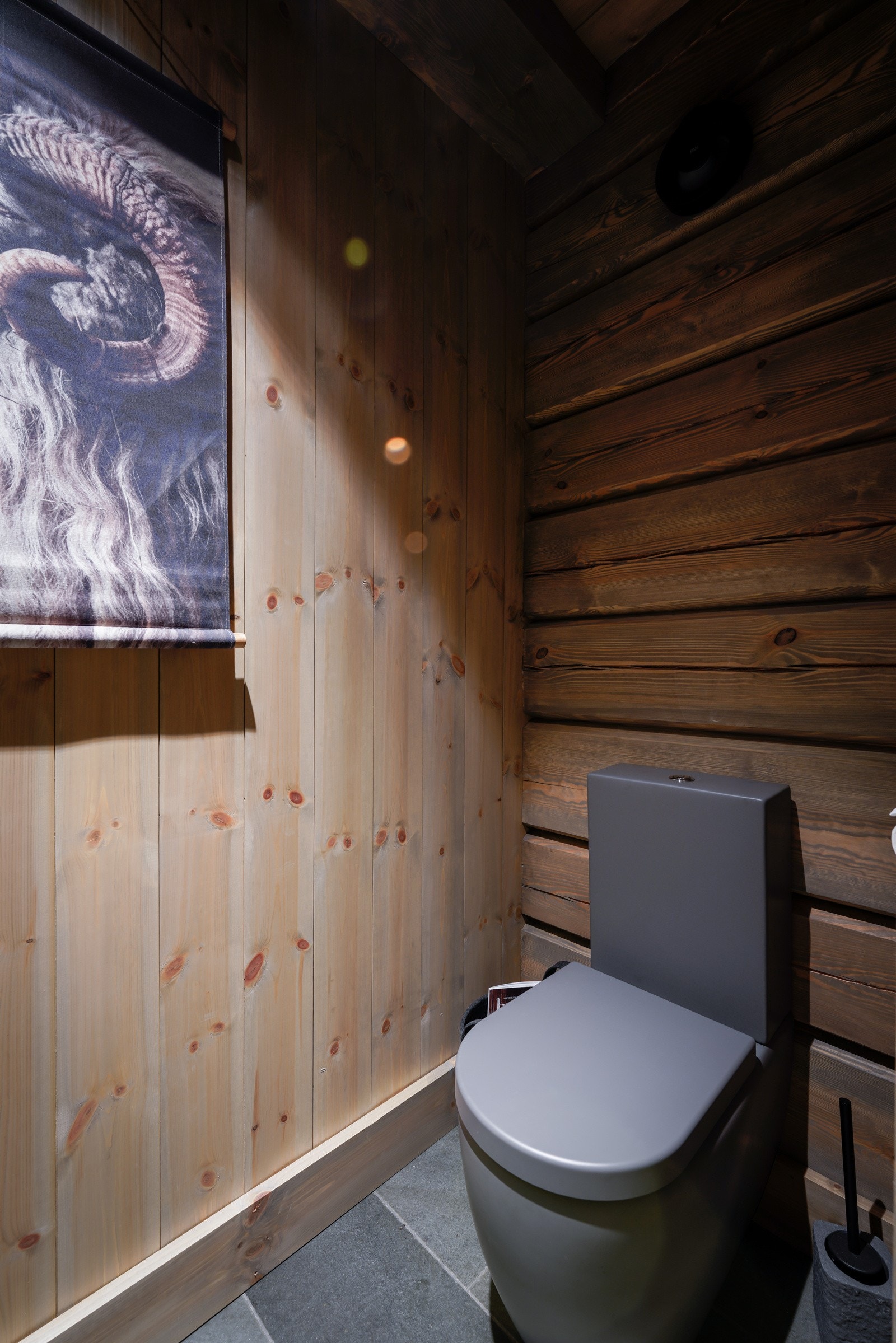 Praktisk wc-rom ved siden av badet med gulvmontert toalett. Galleribilde