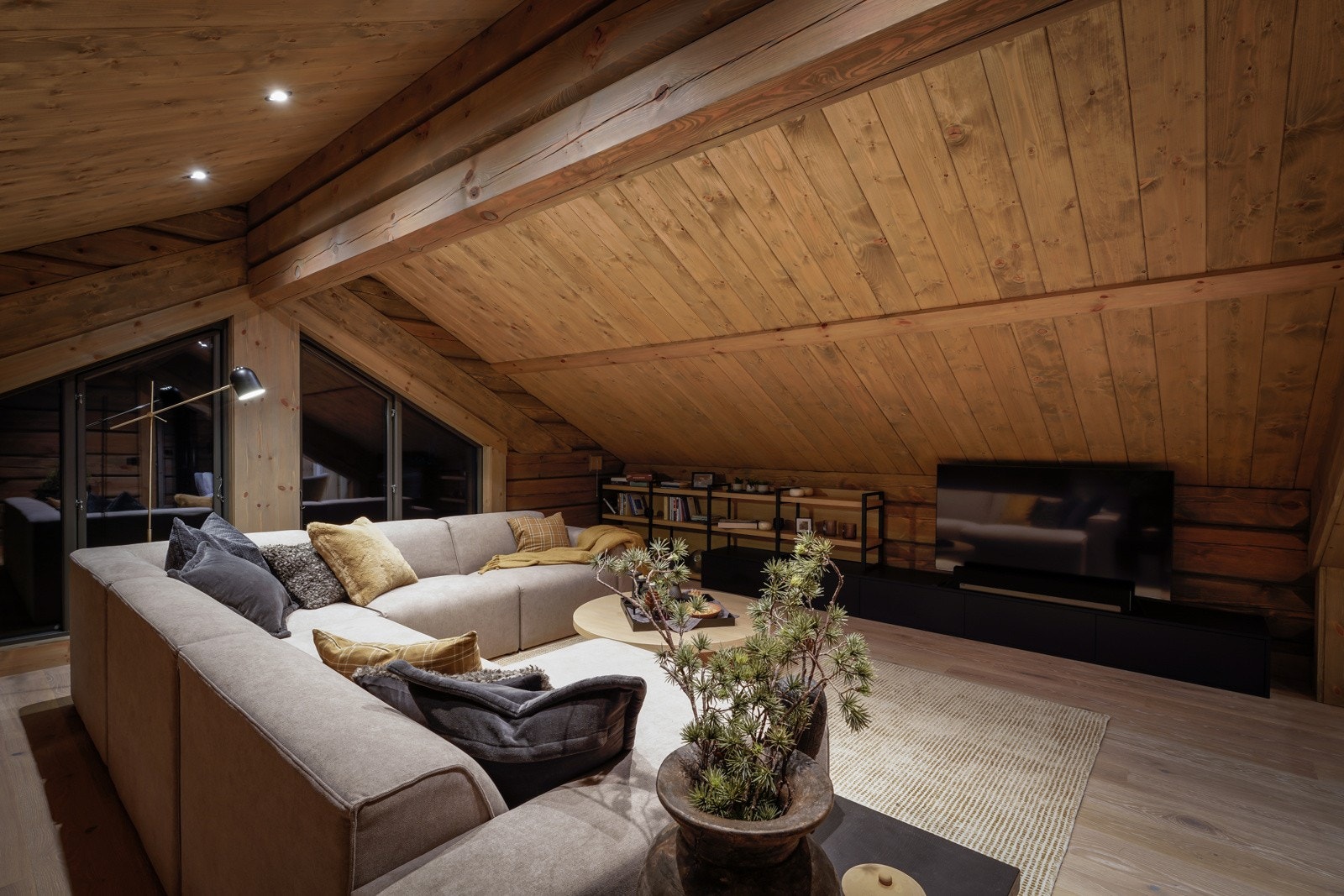 Loftsstuen med skråtak og innfeldte downlights. Galleribilde