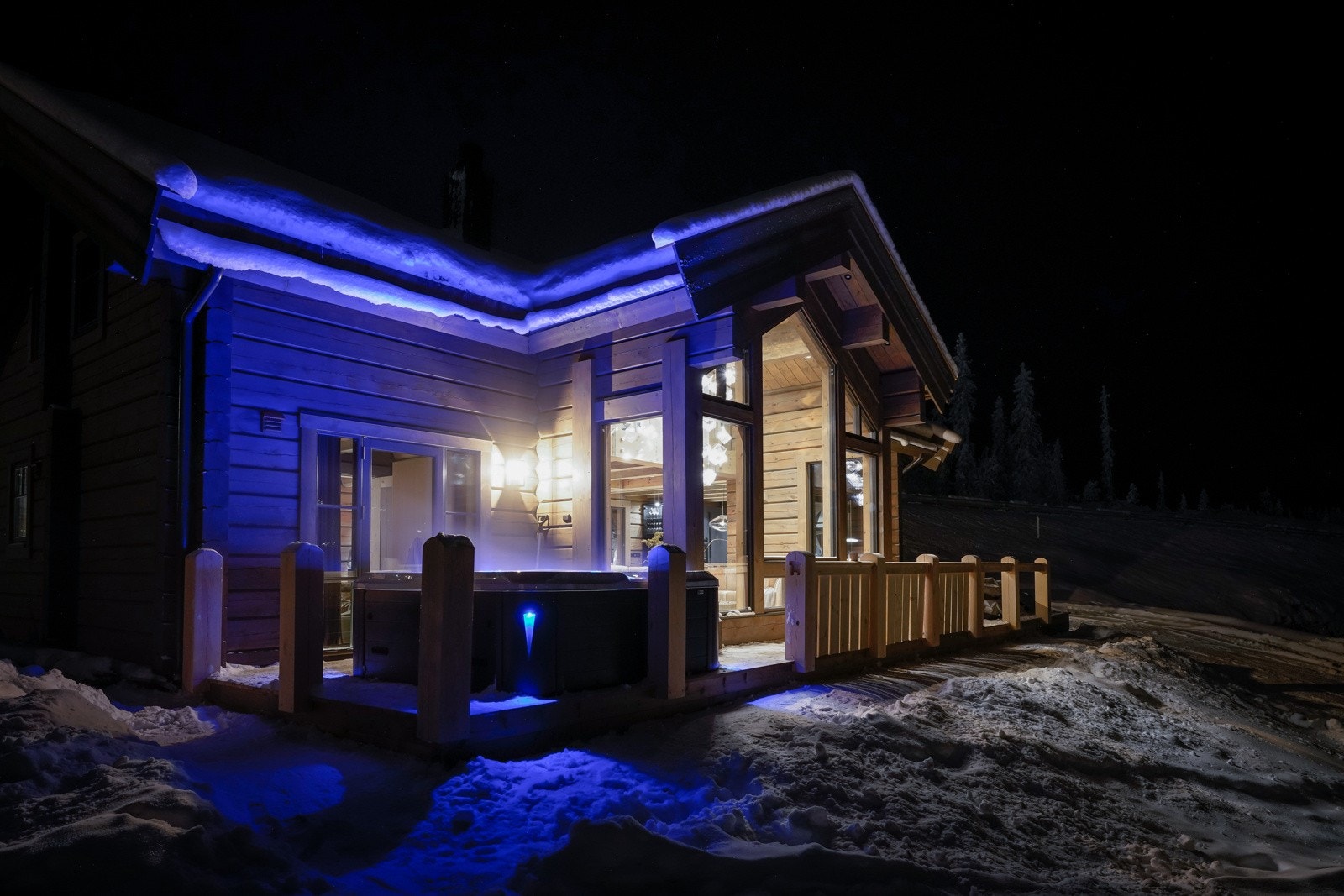 Hytta er pent opplyst på mørke kvelder. Galleribilde