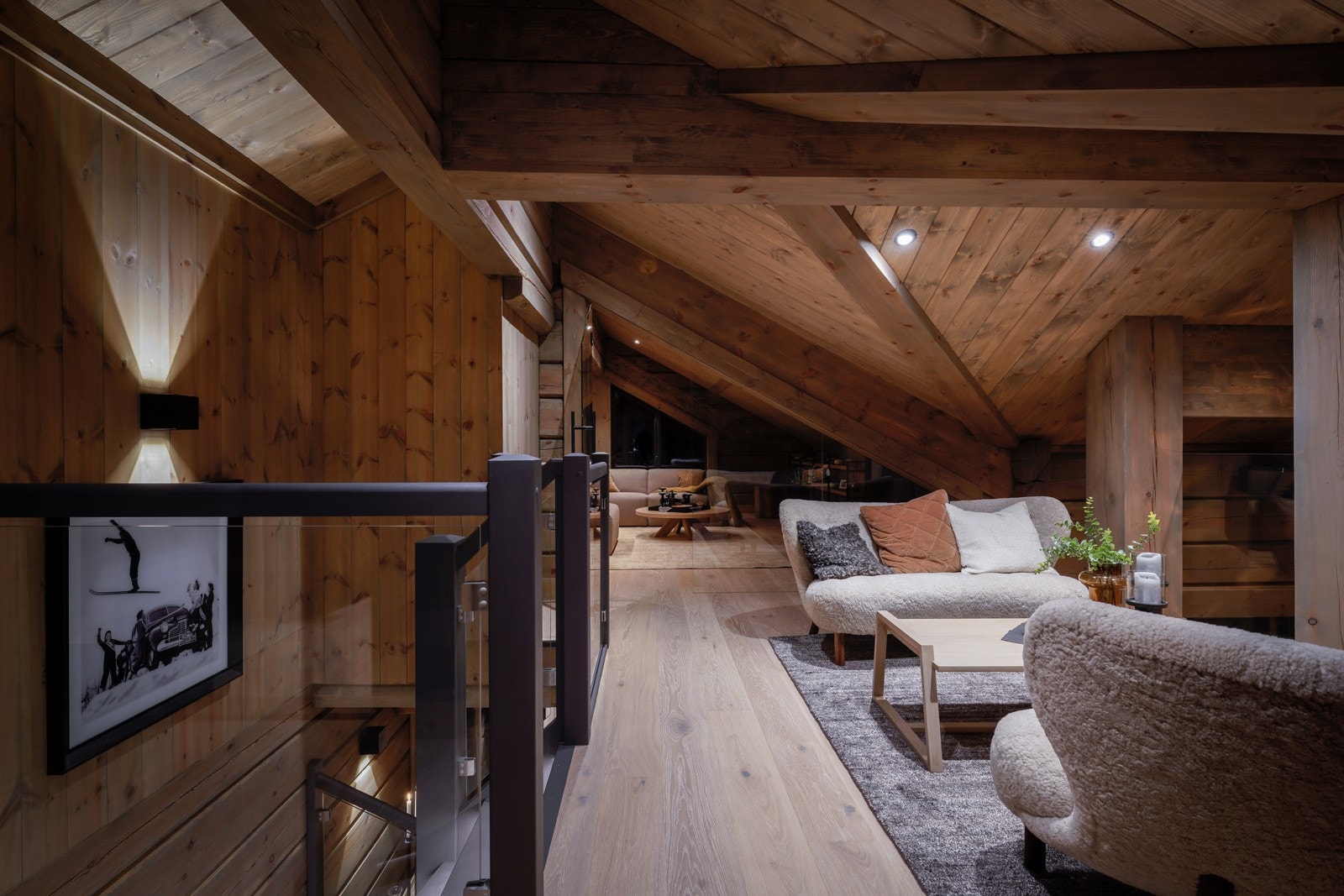 Rekkverket i loftsstuen er av glass. Galleribilde