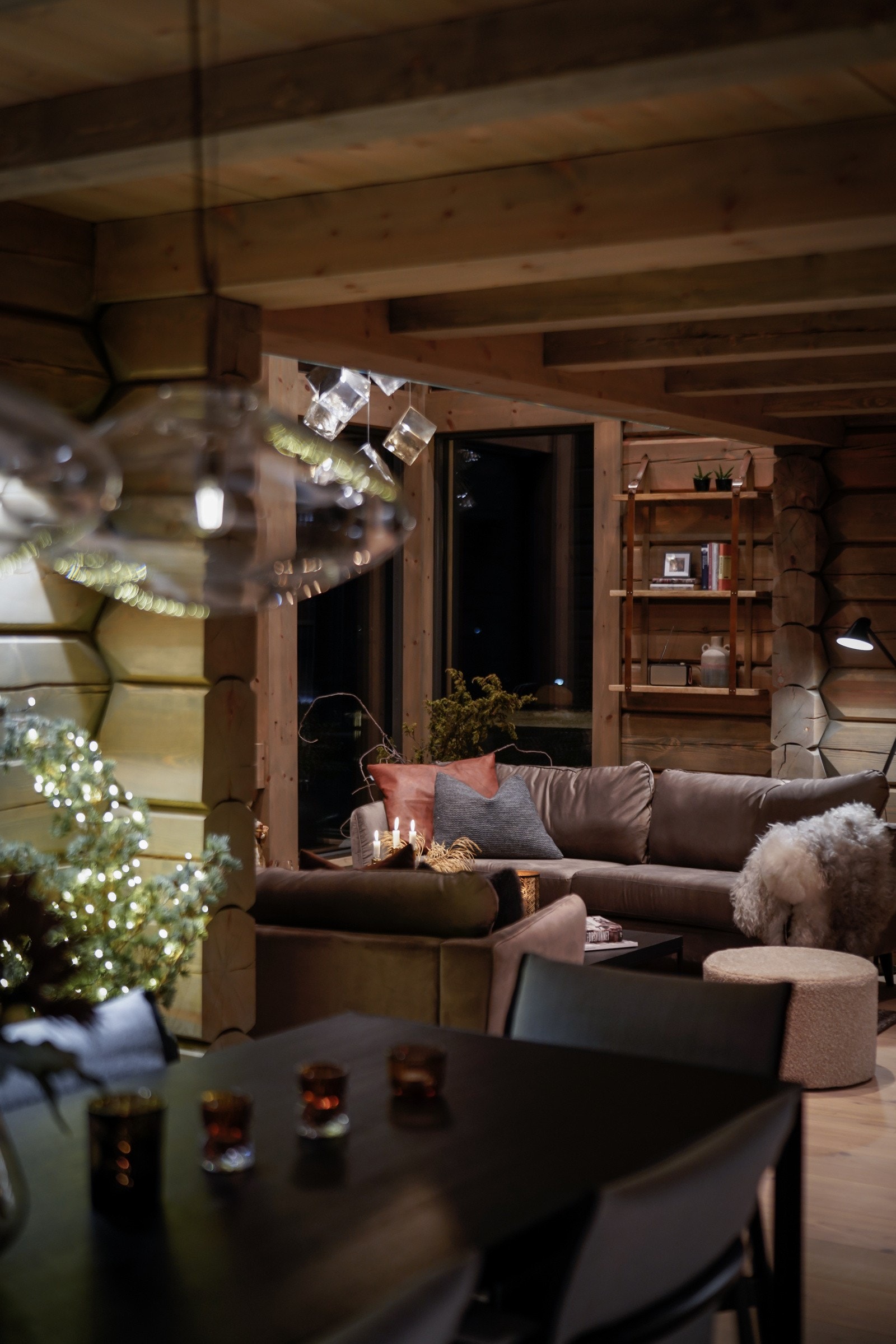 Solide tømmervegger behandlet med mørkere beis. Galleribilde