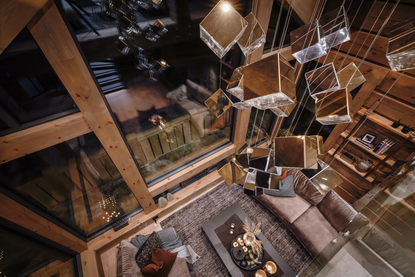 Utsikt fra loftsetasjen over stuen. Galleribilde