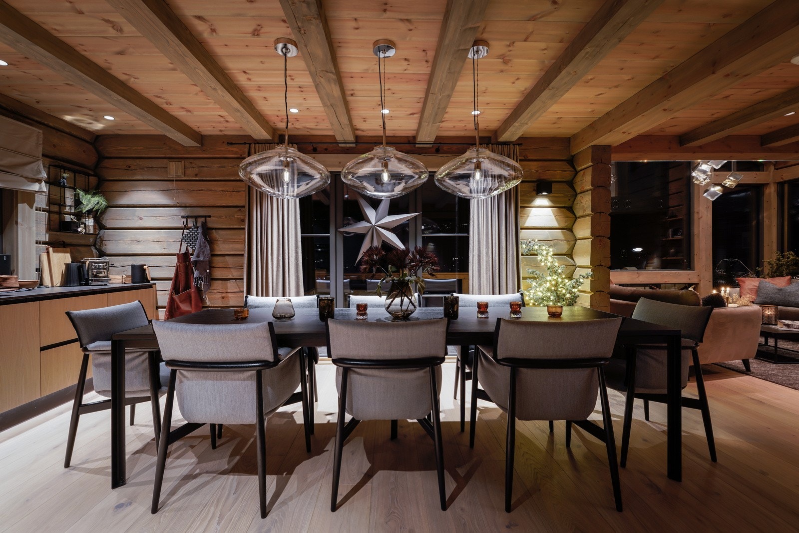 Her kan man nyte god mat og gode samtaler etter lange dager utendørs. Galleribilde