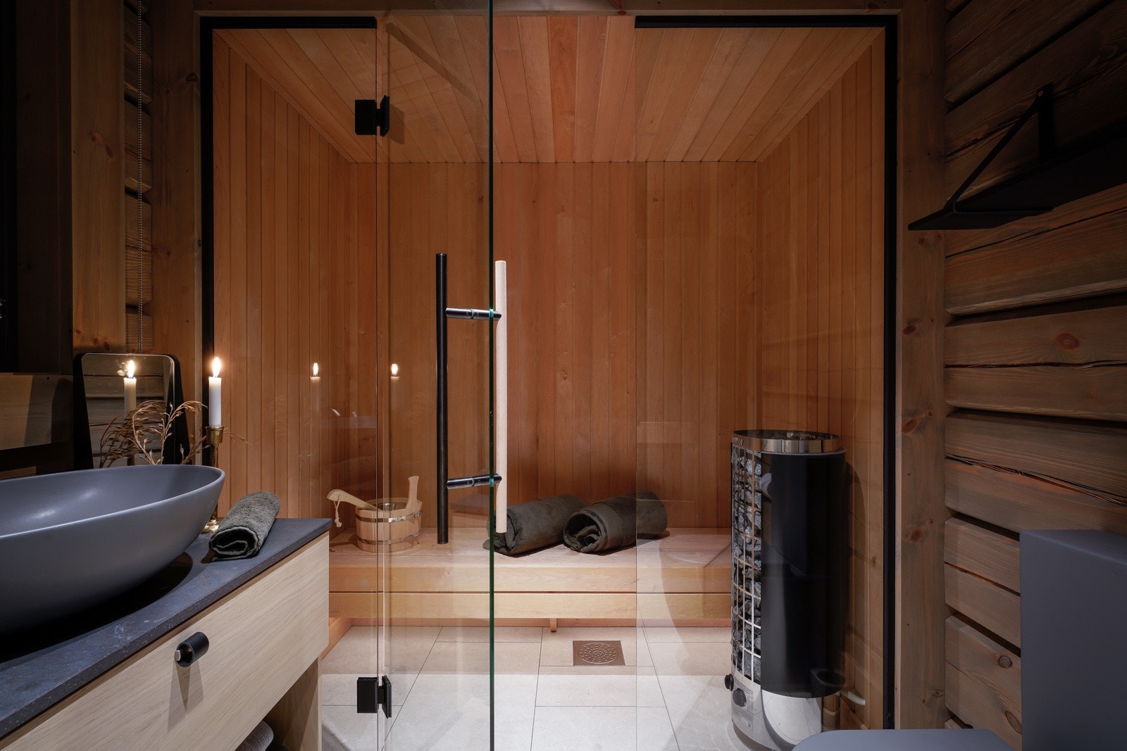 Glassdør mellom bad og badstuen. Galleribilde