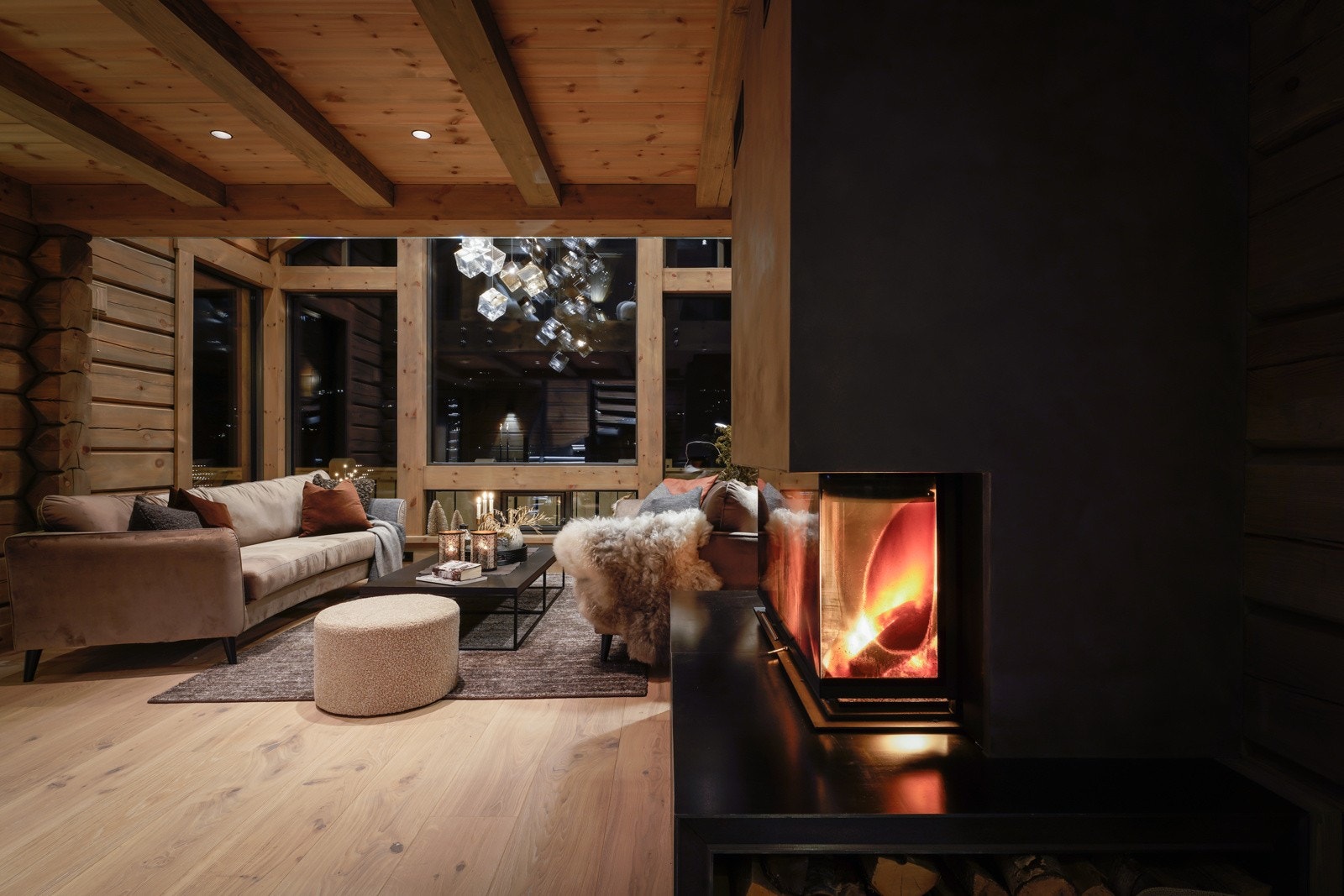 Peisen varmer godt og skaper en god stemning i hytta. Galleribilde