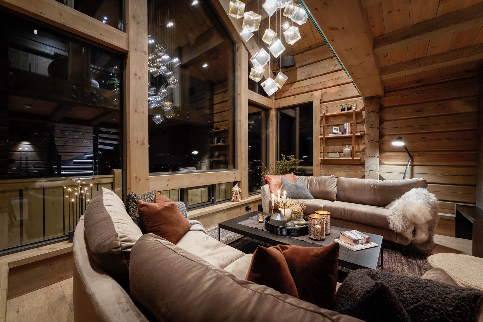 Stuen blir det naturlige samlingspunktet i hytta og oppleves som lun og koselig. Galleribilde