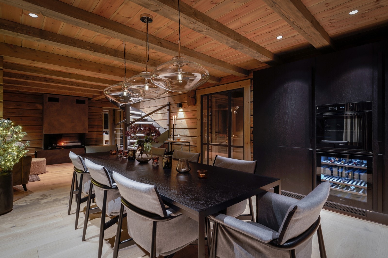 Spisestuen med plass til 8 personer rundt bordet slik det er møblert i dag. Galleribilde