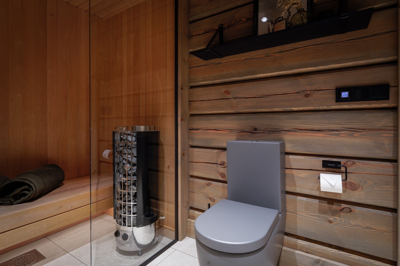 Glassvegger med glassdør inn til badstue med plassbygd sittebenk og badstueovn. Galleribilde