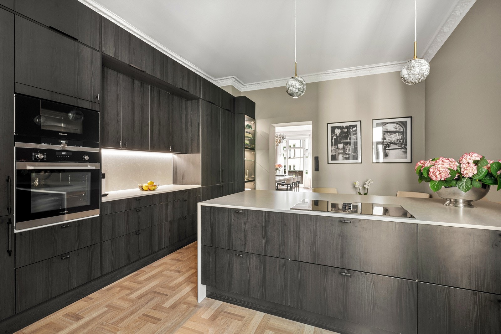 Integrert ovn, mikro, to kjøleskap, to frysere, oppvaskmaskin, platetopp og vinskap. Galleribilde