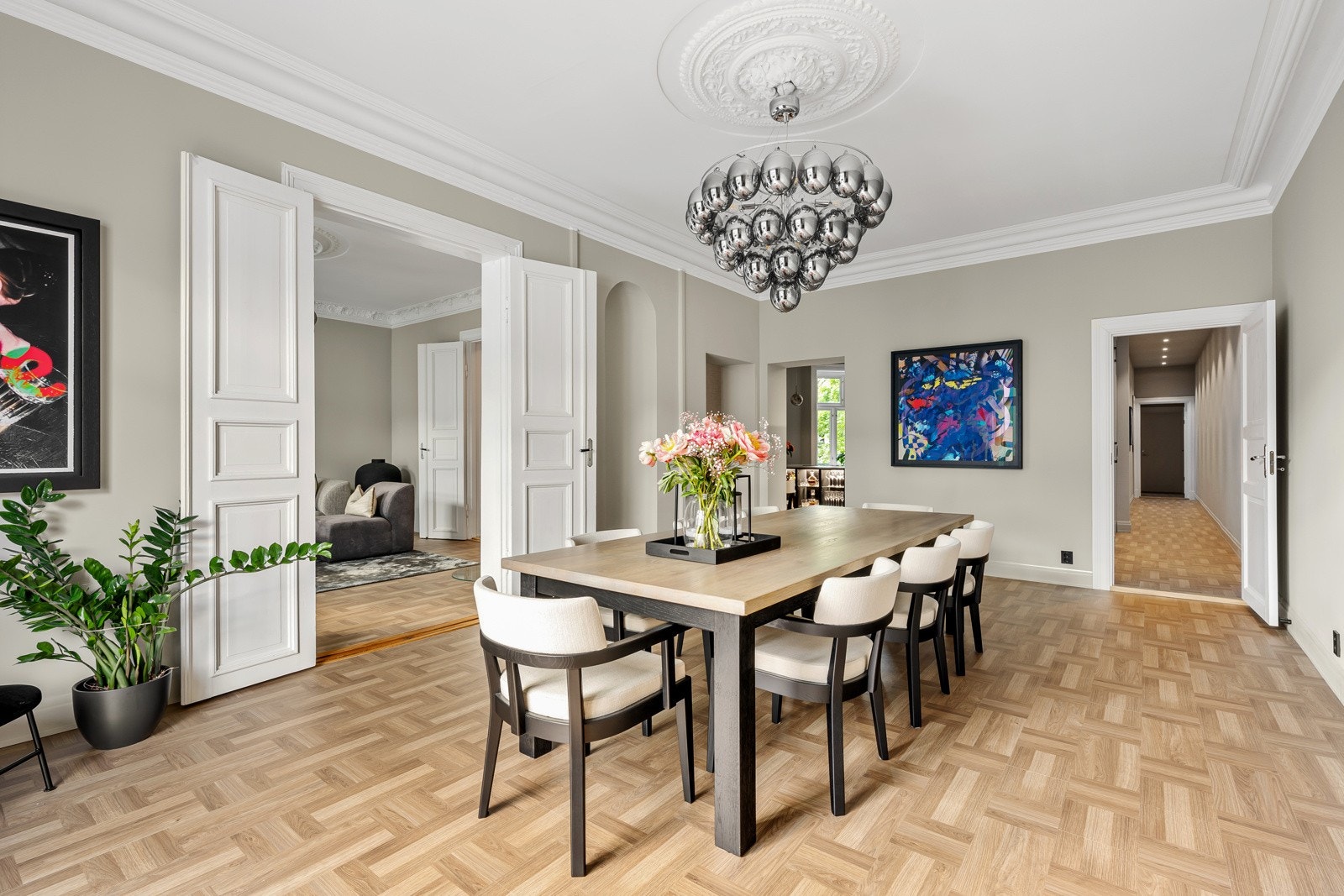 Flott takhøyde i spisestuen gir herlig romfølelse Galleribilde